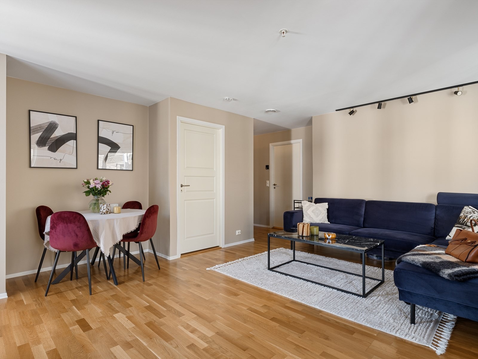 Gode lysforhold med store vinduer på flere sider. En romslig stue med plass for møblering av både tv-stue og spisebord. Alternativt et hjemmekontor i eget innhukk. Galleribilde