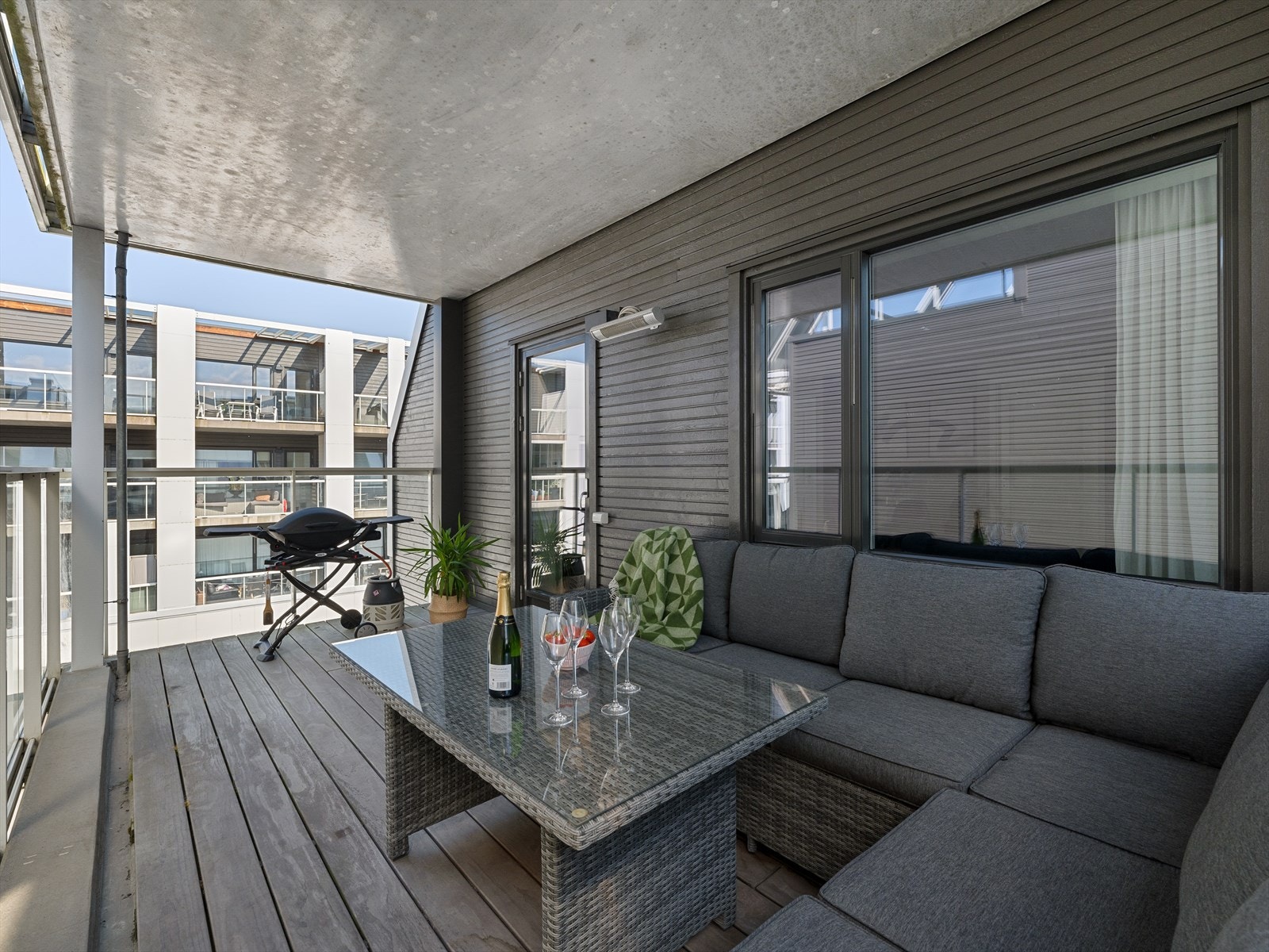 Stor, takoverbygget balkong gir le for å sitte ute på sene kvelder. Her nyter du grilling med venner med plass til sittegruppe, lounge, godstol. Galleribilde