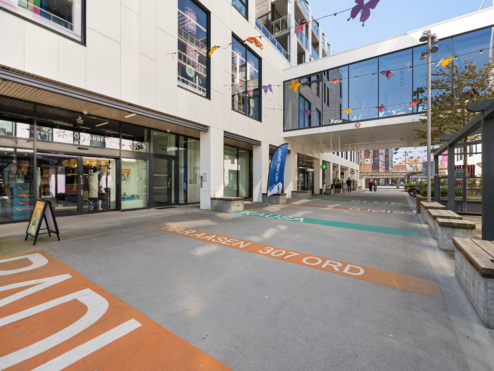 Gågate mellom bygningene og handlesenteret. Galleribilde