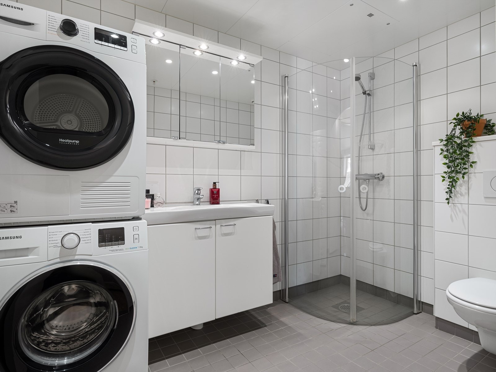 Tidløst og moderne bad som er enkelt å tilføre eget interiør. God lagring i både speilskap og seksjon. Galleribilde