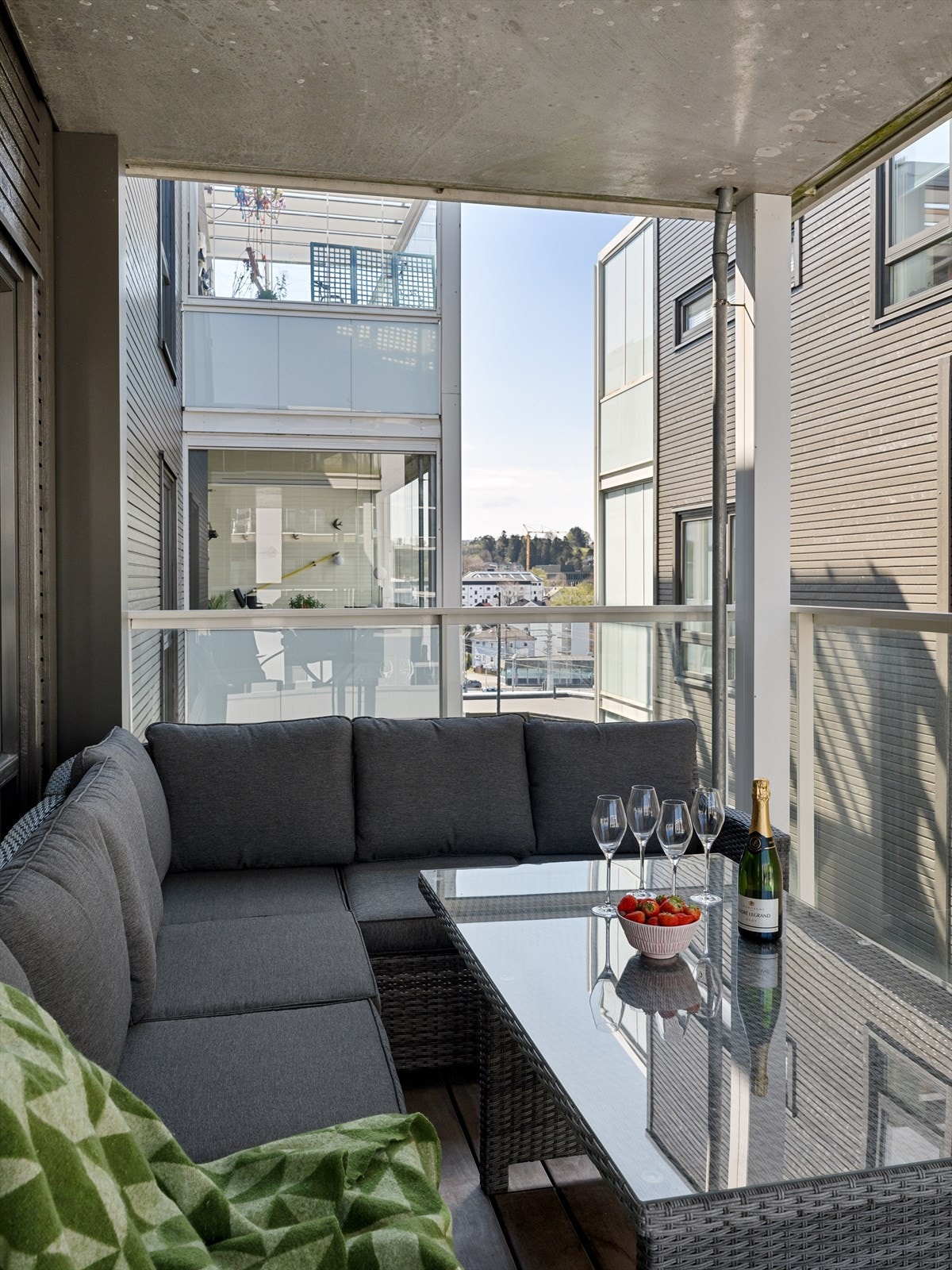 På denne balkongen nyter du solen frem til kl 18:00. Stor, takoverbygget balkong gir le for å sitte ute på sene kvelder. Her nyter du grilling med venner med plass til sittegruppe, lounge, godstol. Galleribilde