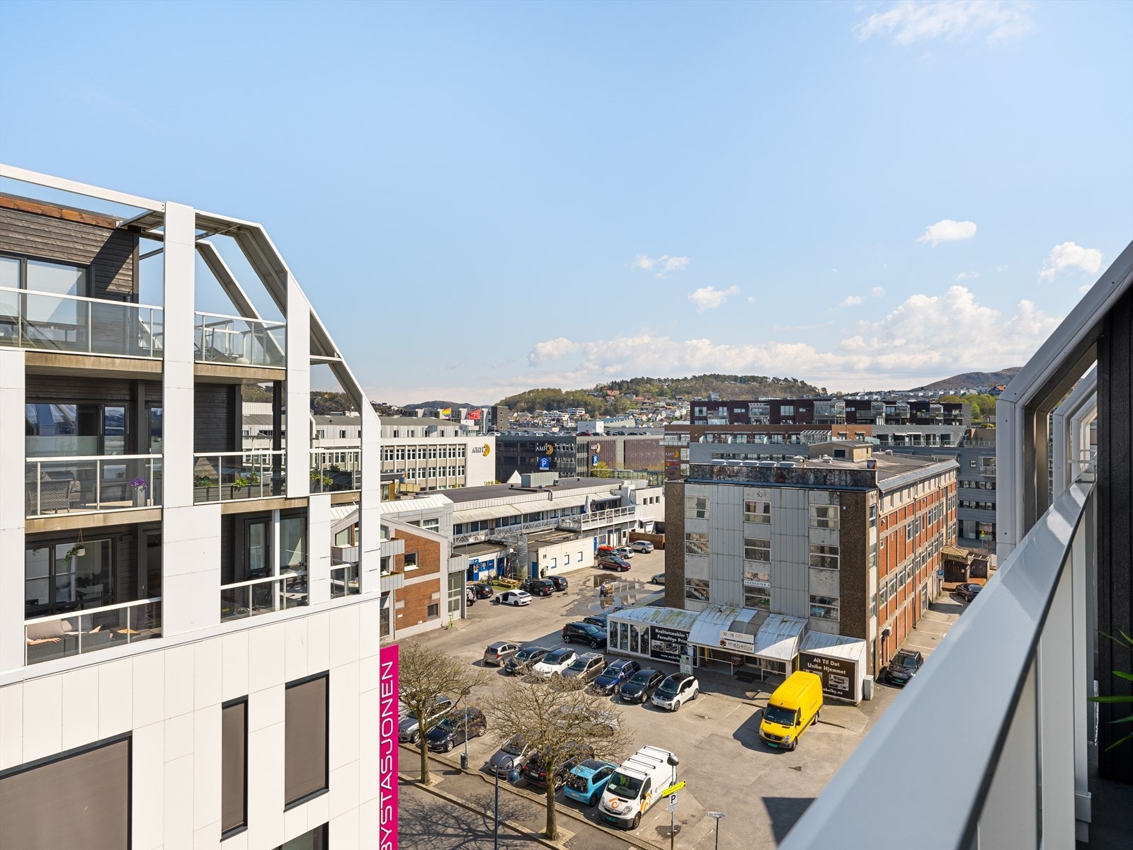 Den lille balkongen med morgen sol frem til kl 11:00, har også litt utsikt mot grønne heier rundt sentrum. Galleribilde