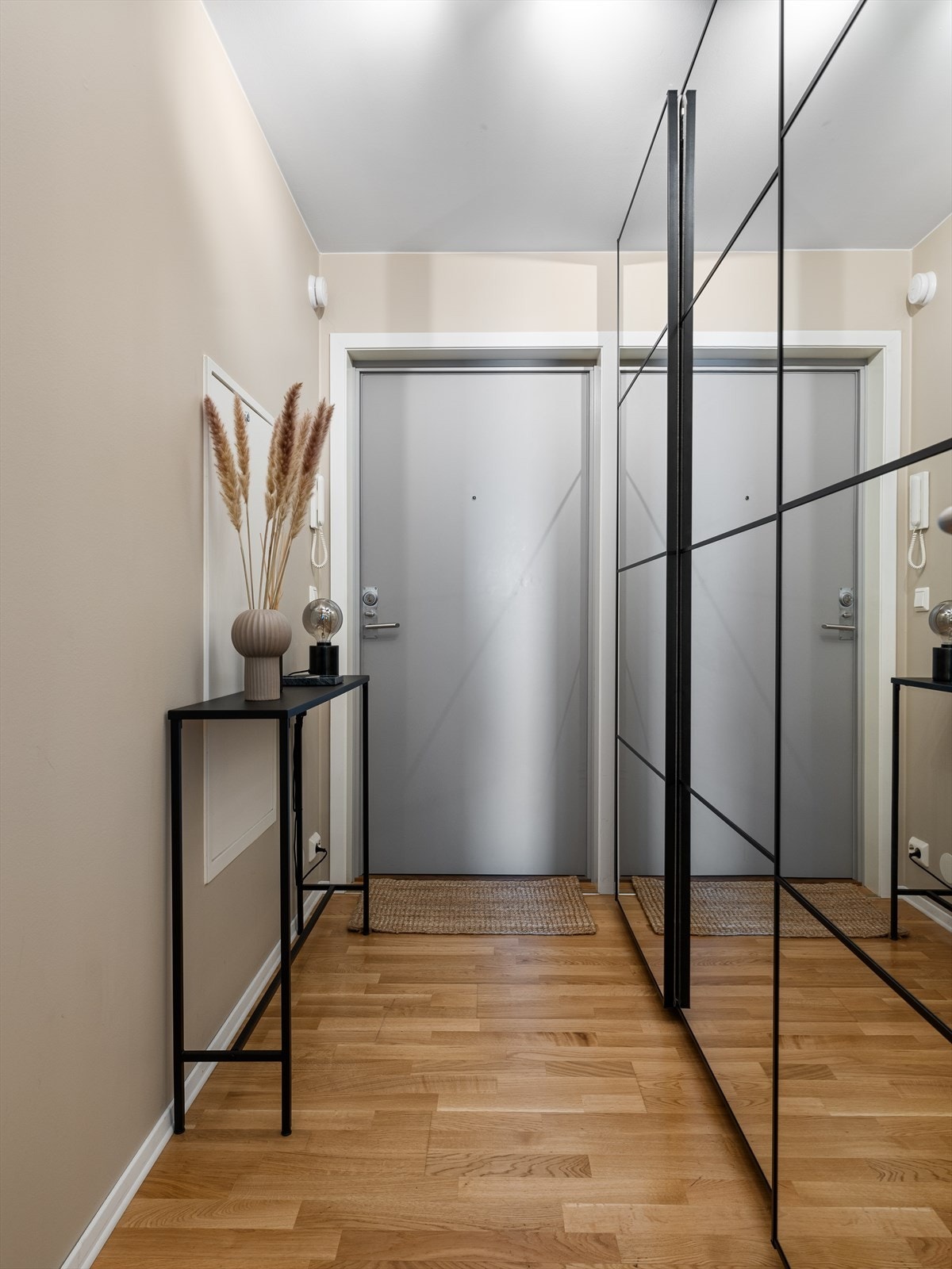 Romslig entre/gang med god plass til skyvedørsgarderobe eller annen oppbevaring. Mulighet for kommode/påkledningsbenk i tillegg. Galleribilde