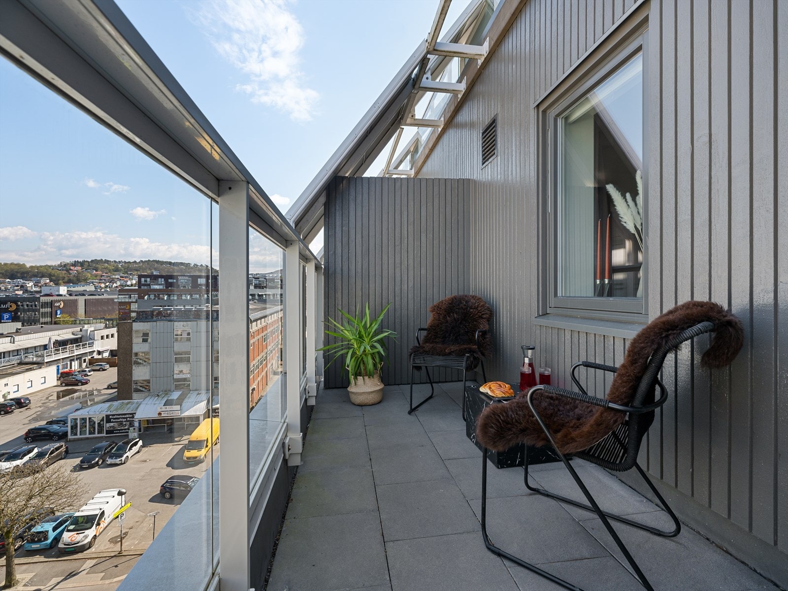 Balkong nr. 2 har utsikt til grønne heier. Her nyter du morgensolen fra tidlig til ca kl 11:00. Galleribilde