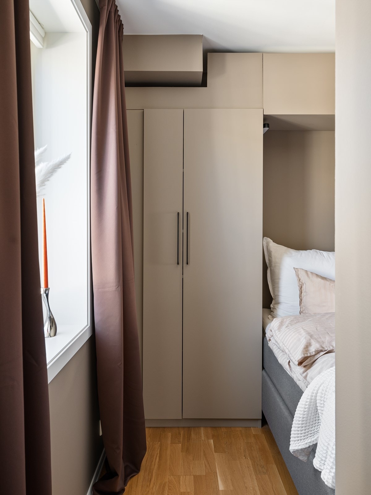 Skapplass på hver side, samt over seng - gir gjennomgående god kapasitet i 1 soveroms kategorien. Galleribilde