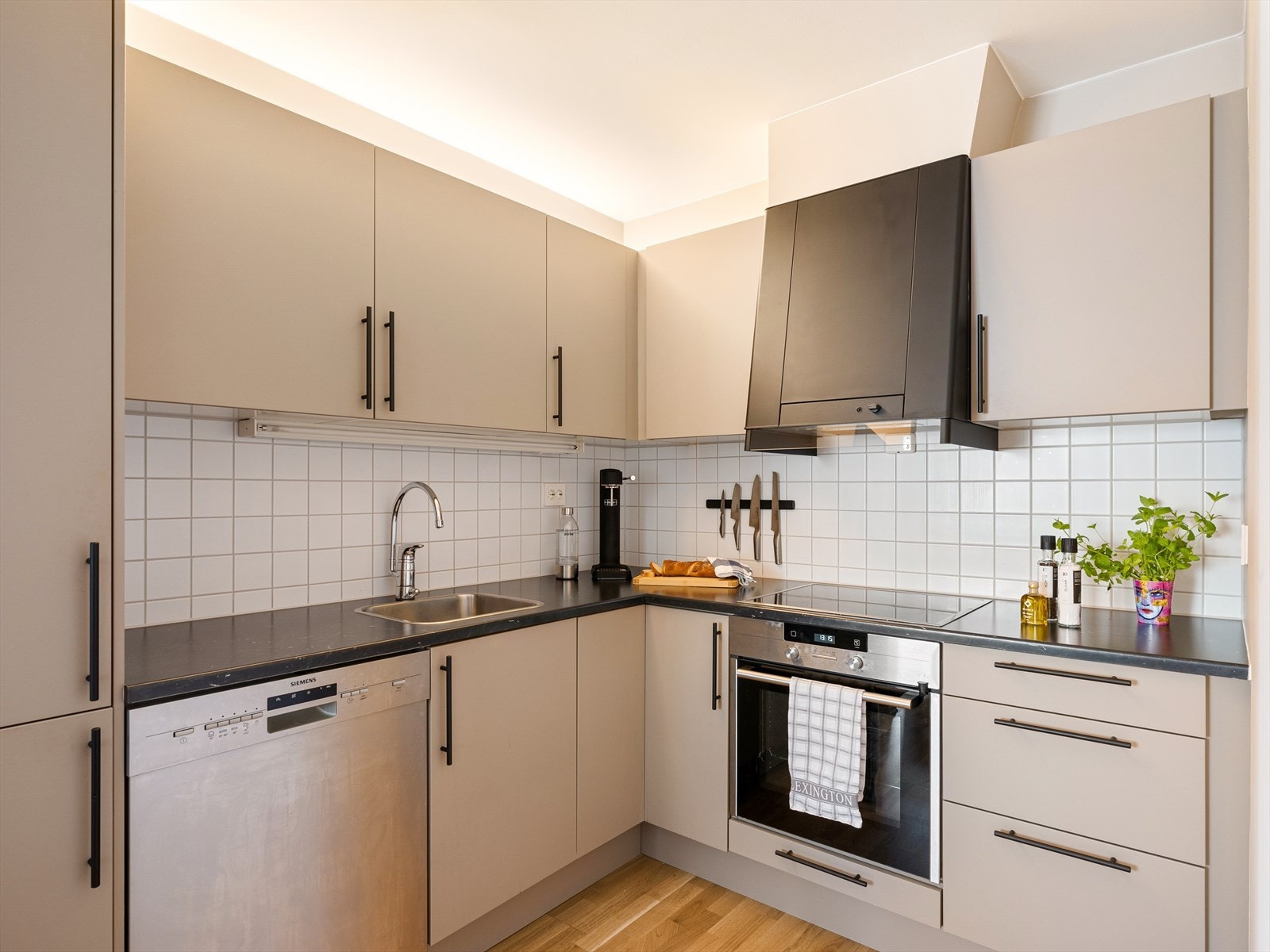 Delikat og innbydende, malt i muskatnøtt med sorte håndtak. Inntrukket fra stuen som frigir plass for møblering. Galleribilde