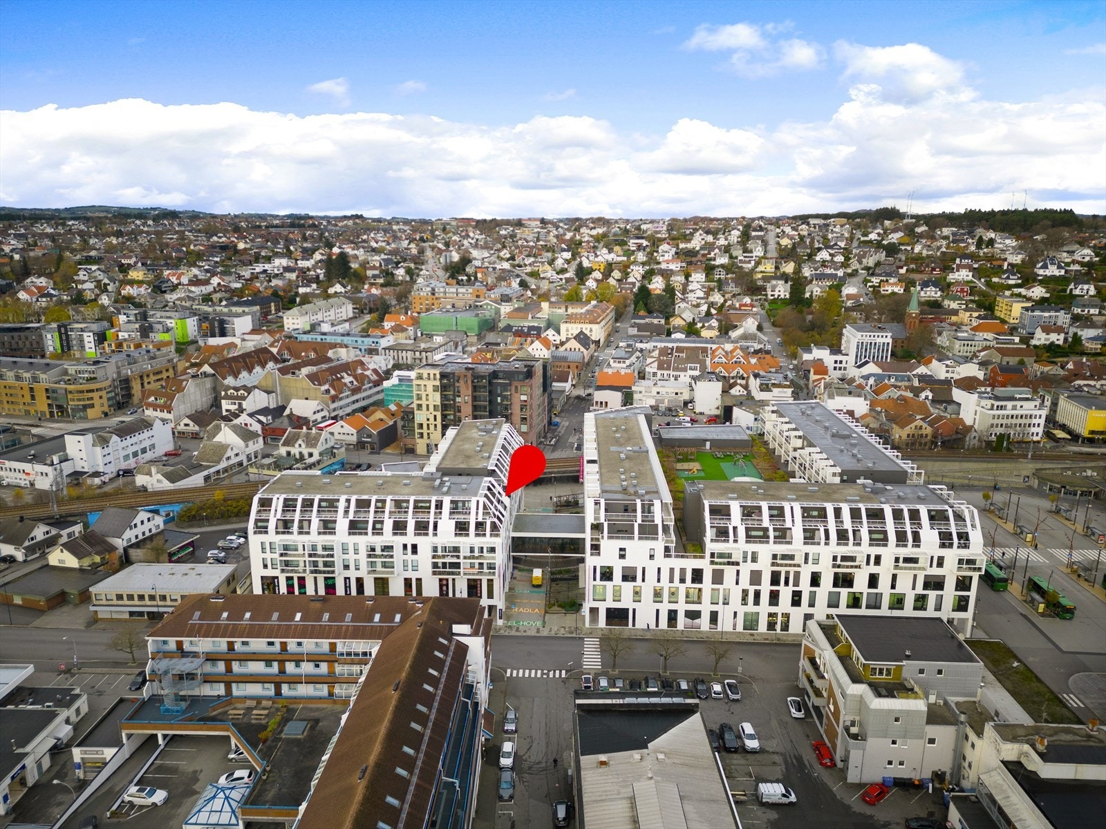 Dan Chruickshank presenterer: Tilbaketrukket i sentrum. Innbydende hjørneleilighet m/2 balkonger - god planløsning m/romslig stue og inntrukket kjøkken. Utsikt. Garasje. Galleribilde