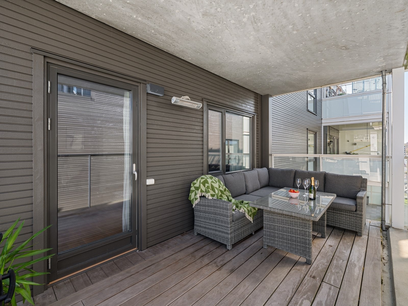 Takoverbygget og romslig balkong med god plass til lounge, sittegruppe og godstol. Her kan venner komme på besøk å nyte maten ute på varme dager. Galleribilde