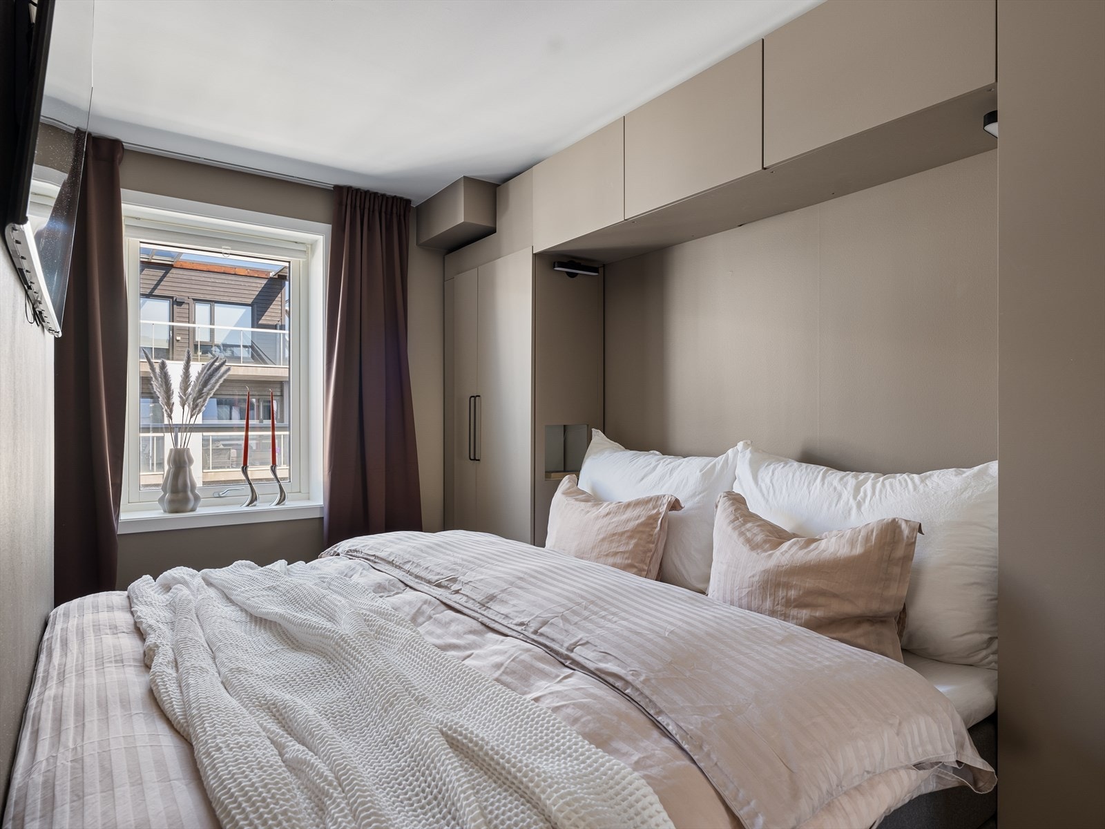 Et lunt og delikat soverom med god oppbevaring. Galleribilde