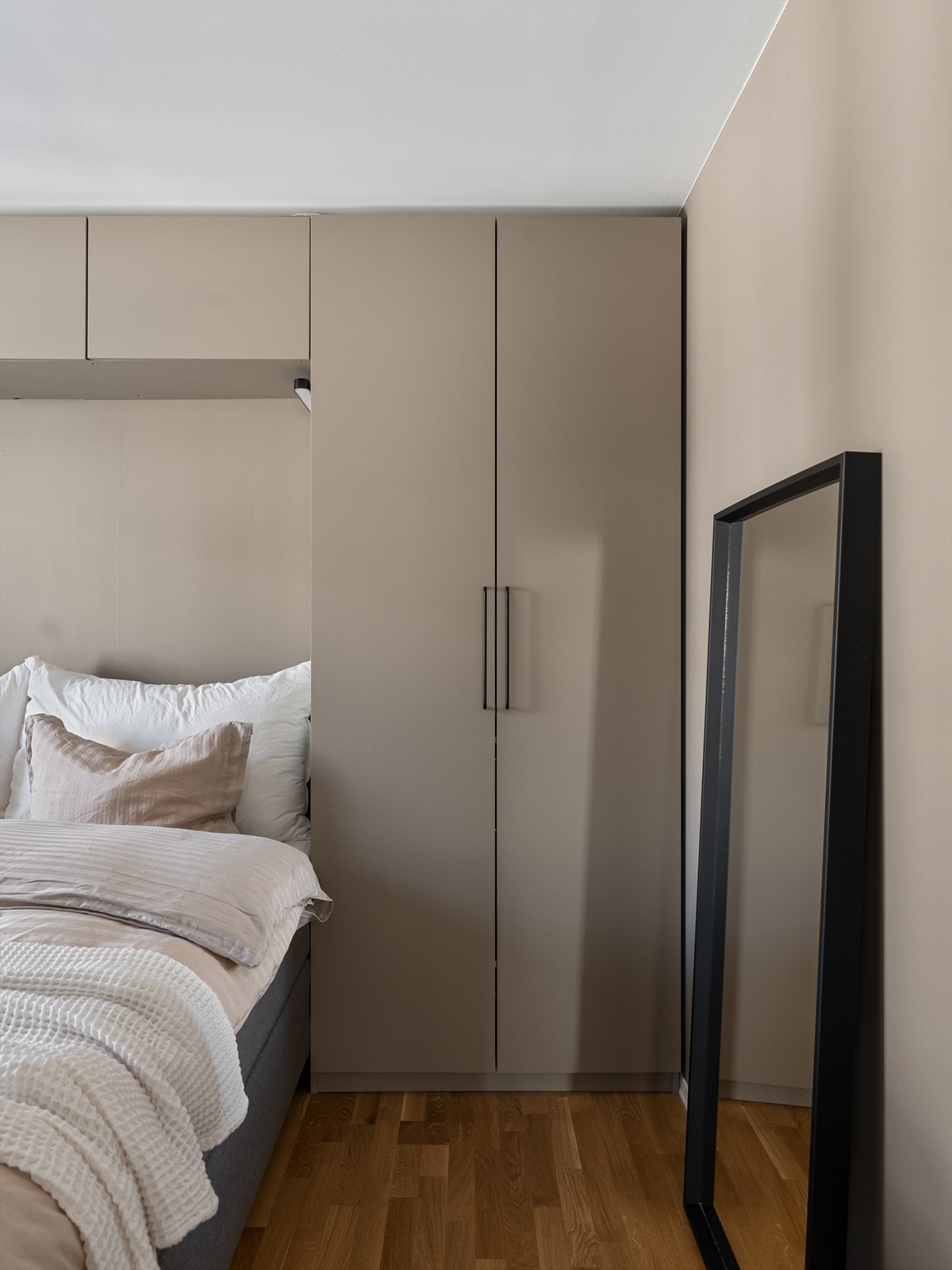 Skap til både han og henne. Plass til lagring av dyne og putetrekk m.m. over seng. Galleribilde