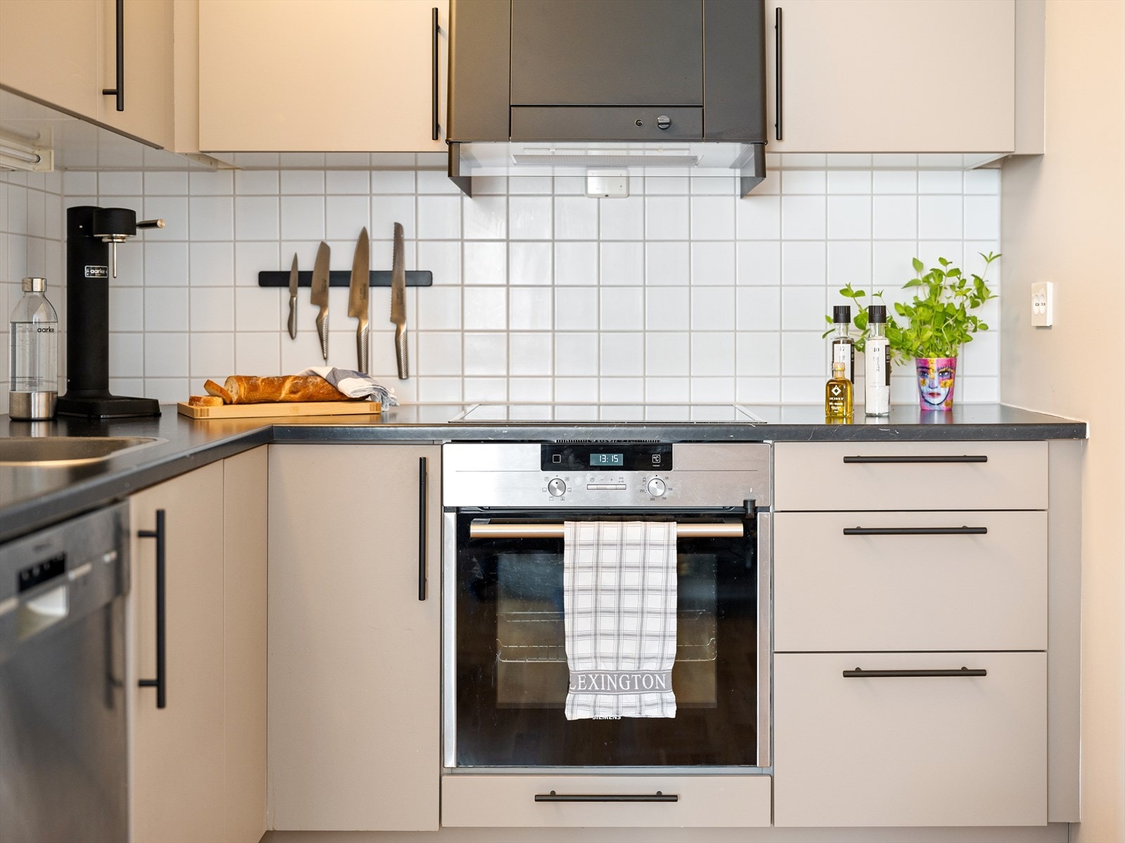 Inntrukket fra stuen som frigir plass for møblering. Delikat og innbydende, malt i muskatnøtt med sorte håndtak. Galleribilde