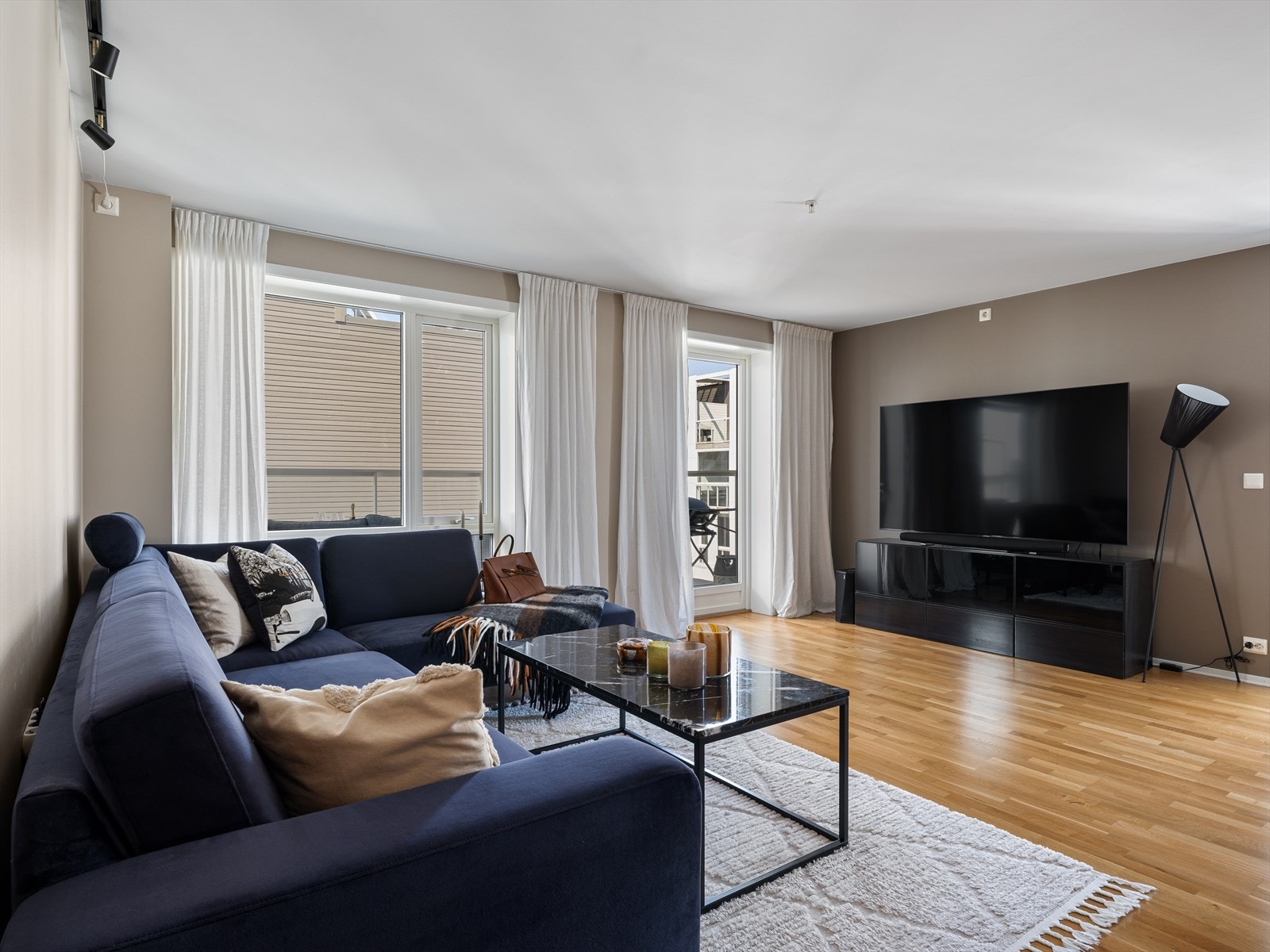 En romslig stue med plass for møblering av både tv-stue og spisebord. Alternativt et hjemmekontor i eget innhukk. Galleribilde