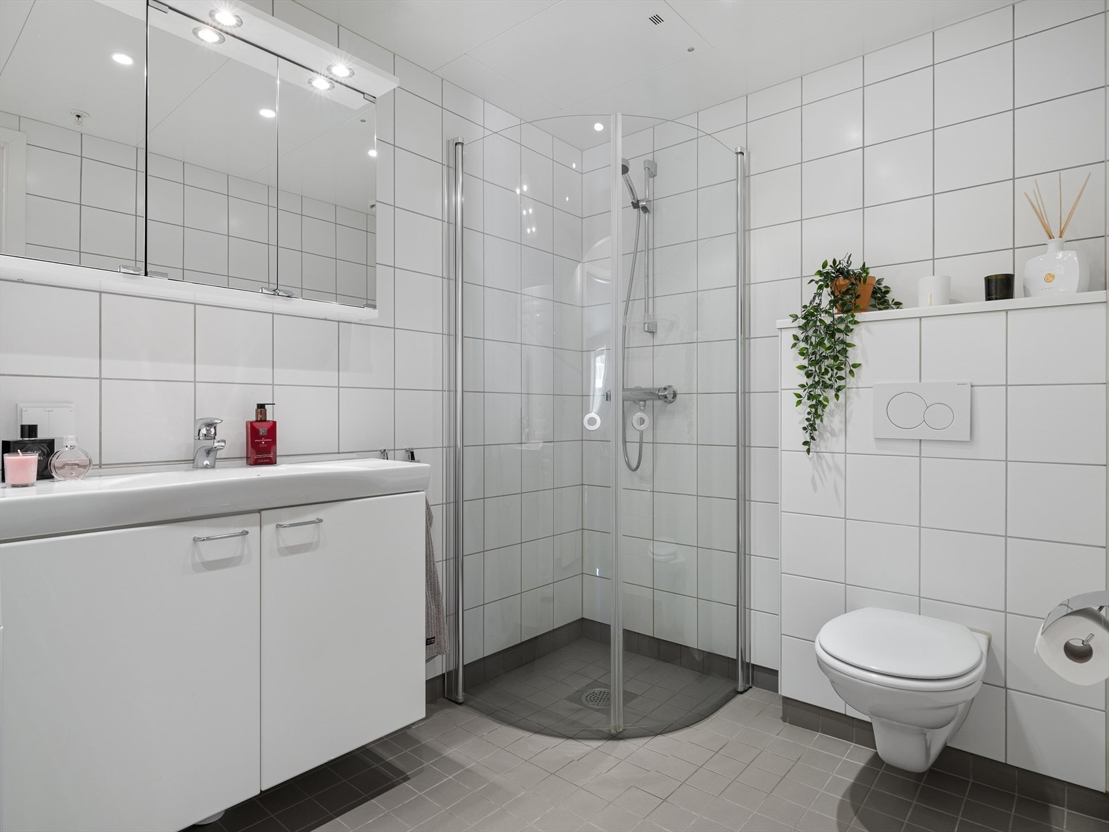 Tidløst og moderne bad som er enkelt å tilføre eget interiør. God lagring i både speilskap og seksjon. Galleribilde