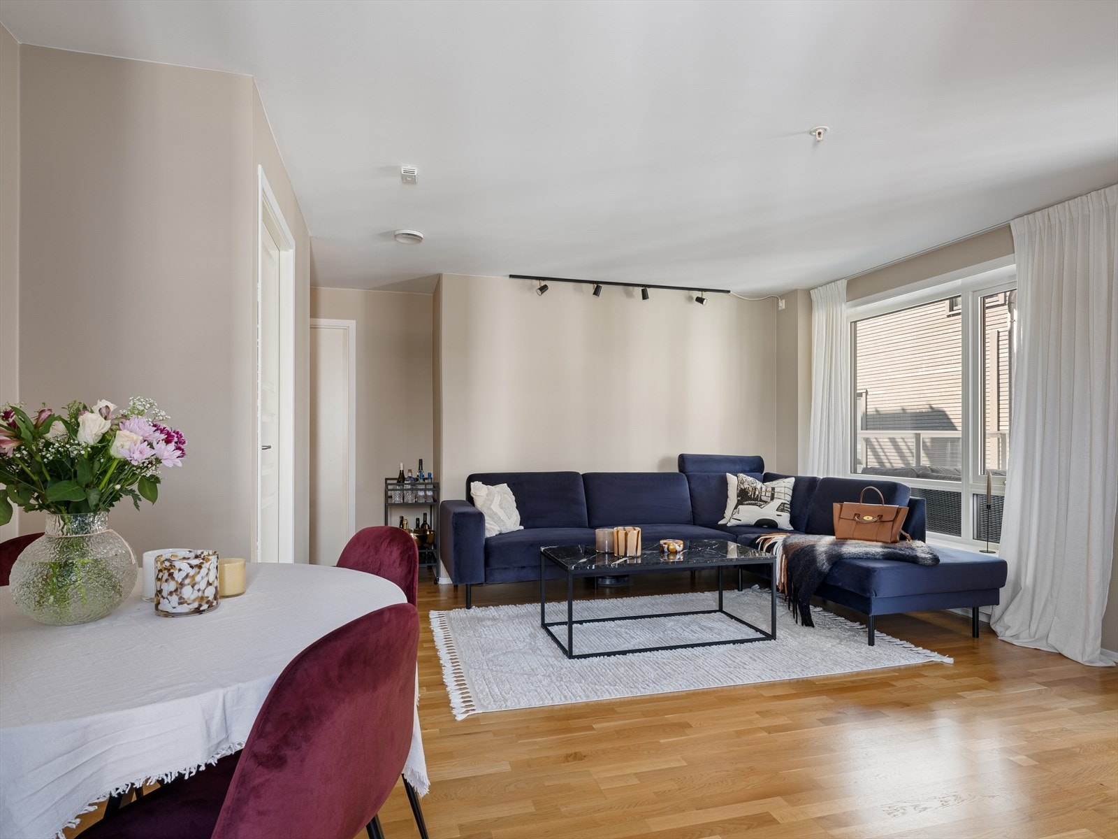 Gode lysforhold med store vinduer og utgang til balkong på to sider. Flere møbleringsmuligheter gir høy trivsel. Galleribilde