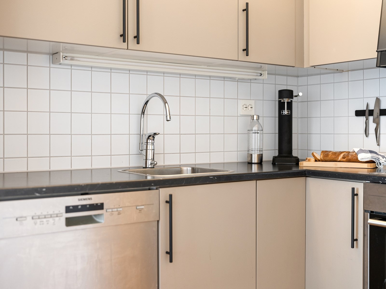 Flislagt sprutvegg bak vask og arbeidsbenk. God skapplass både i over og underskap. Ekstra vegg for flere hyller om ønskelig. Galleribilde