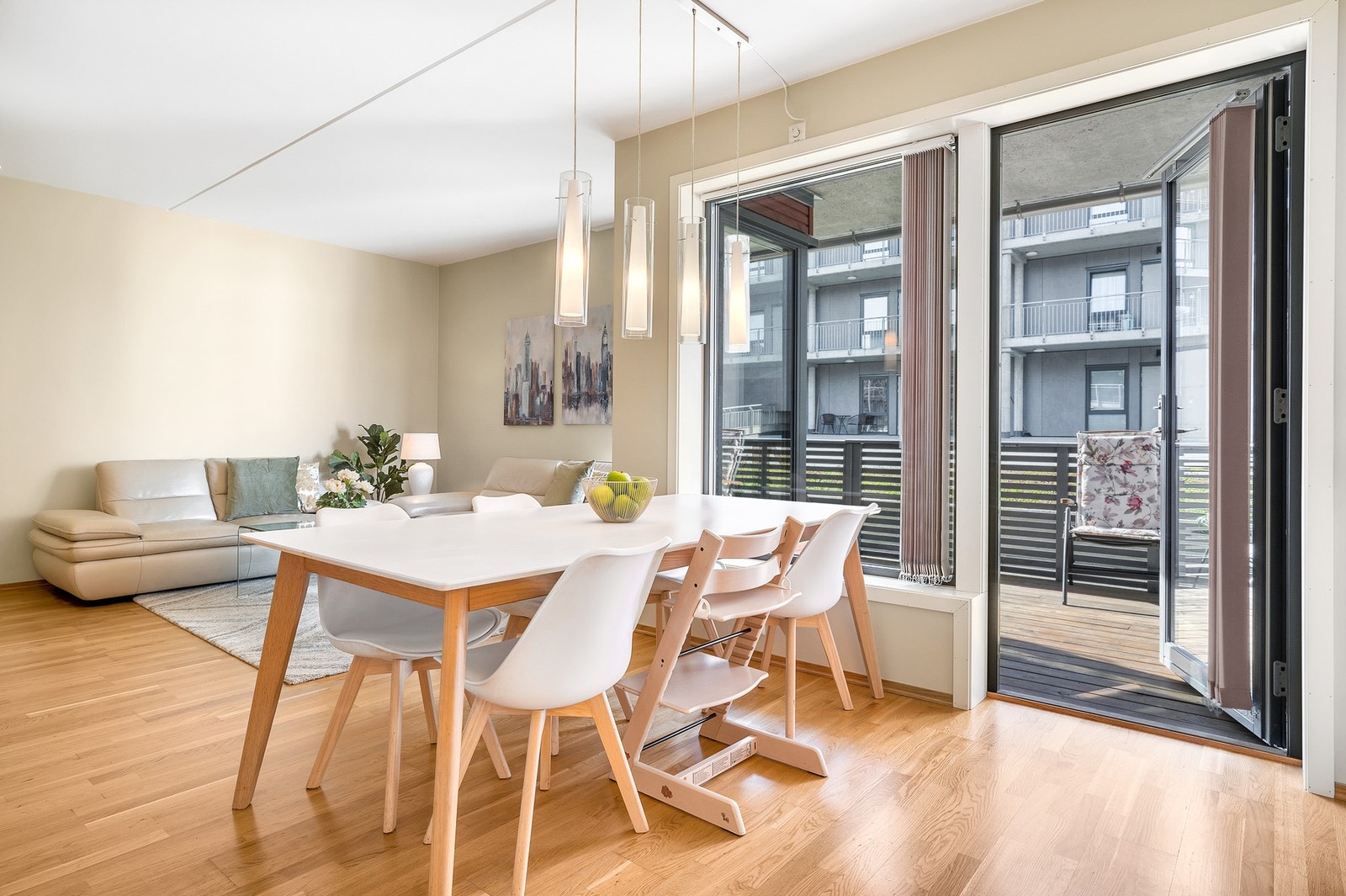 Leiligheten er på 75 kvm BRA som gjør at den passer folk i flere aldersgrupper og livssituasjoner. Praktisk med smarthussystem som kontrollerer lys og varme. Galleribilde