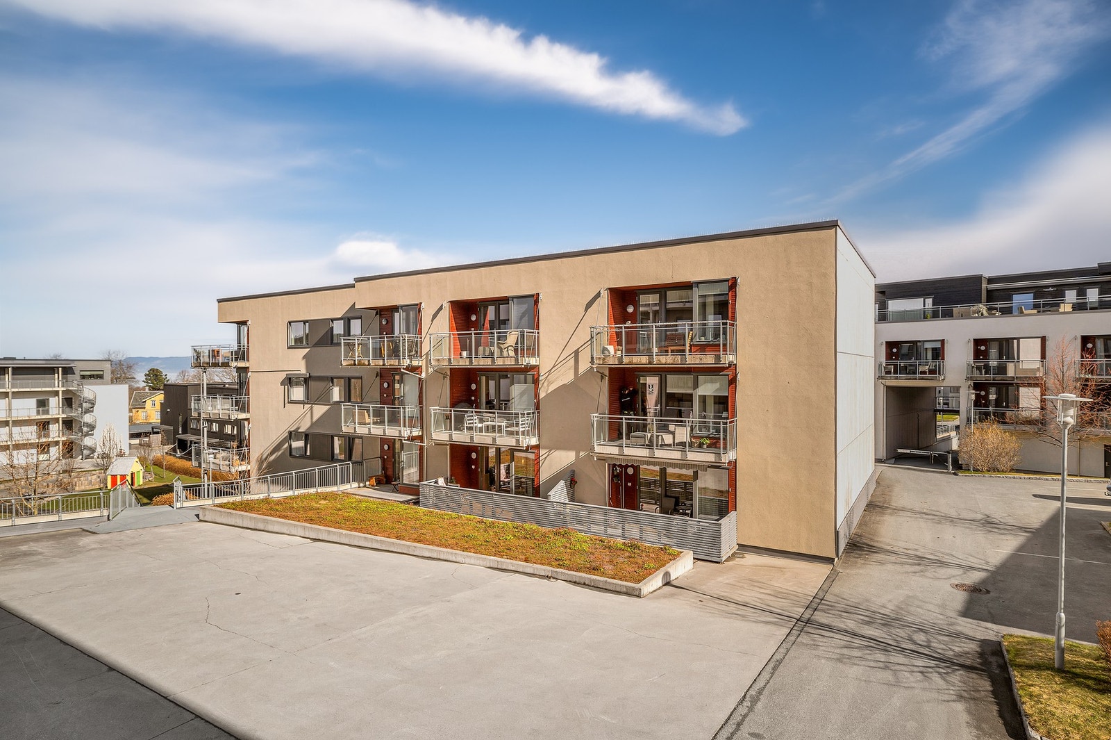 Fasade. Moderne leilighetsbygg fra 2014 med fasiliteter som heis, fjernvarme, balansert ventilasjon, p-kjeller m.m. Galleribilde