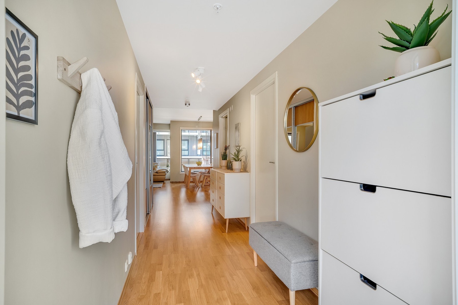 Entré/gang tatt fra inngangsdøren med et soverom på hver sin side av gangen. Galleribilde