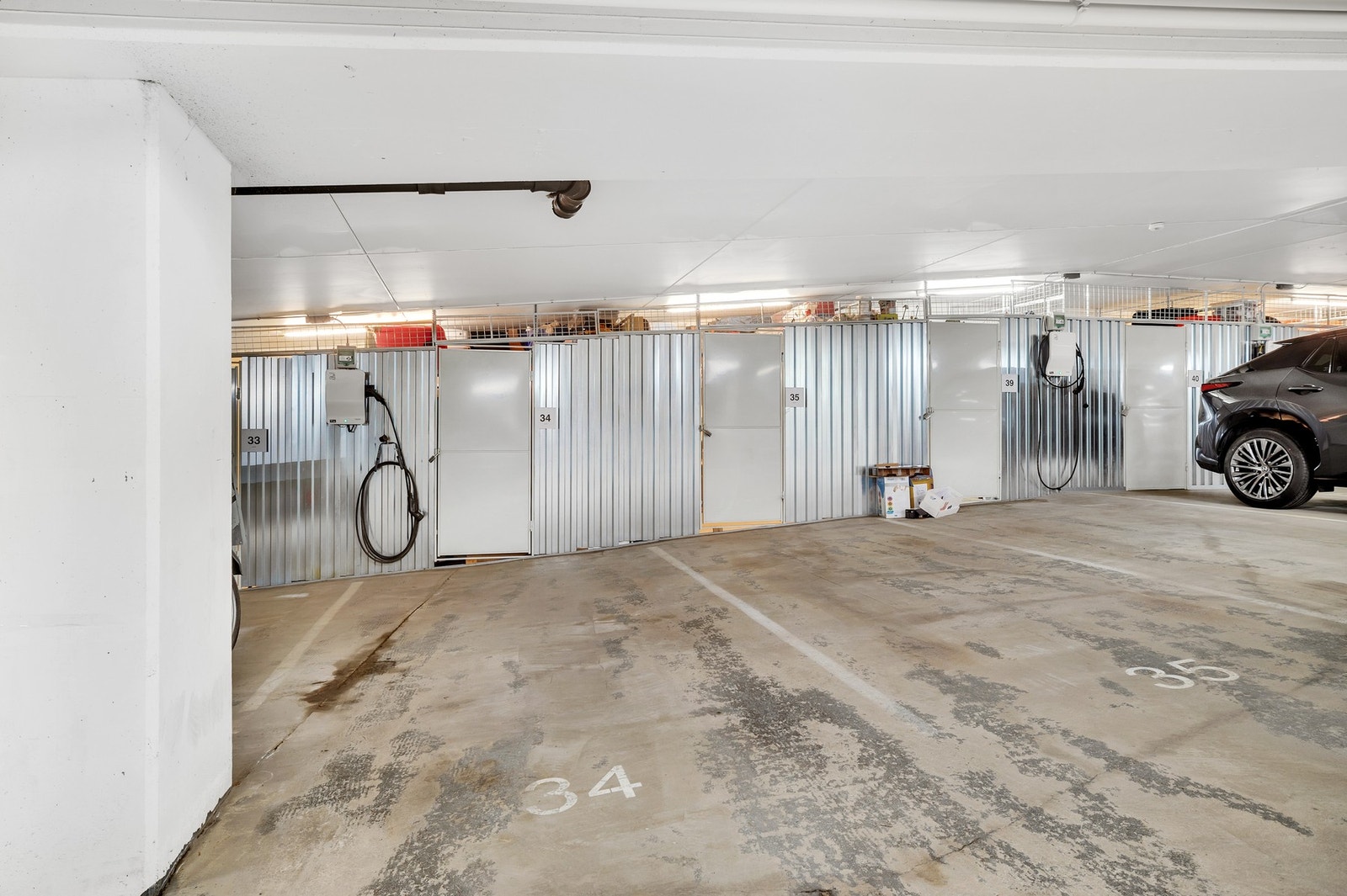 Leiligheten har egen parkeringsplass og sportsbod i garasjekjelleren. Elbillader er installert. Galleribilde