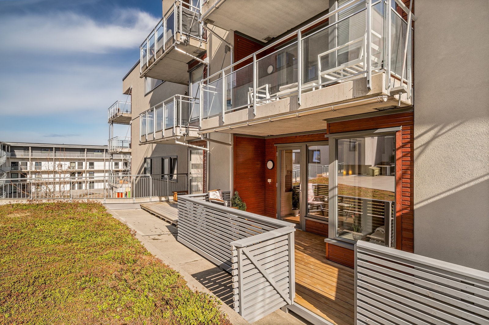 Stor terrasse på nærmere 13 kvm, perfekt for deg som har barn eller husdyr. Galleribilde