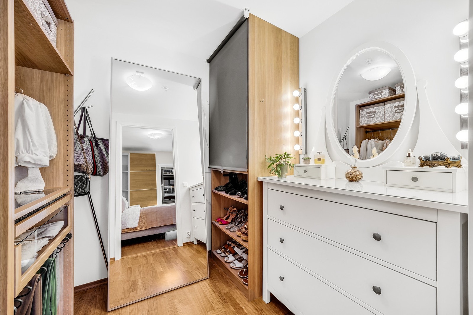 Bod på i overkant av 4 kvm innredet som walk-in closet. Galleribilde