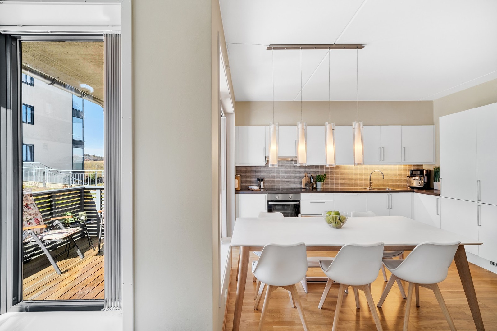 God plass til et stort spisebord i overgang mellom stue og kjøkken. Galleribilde