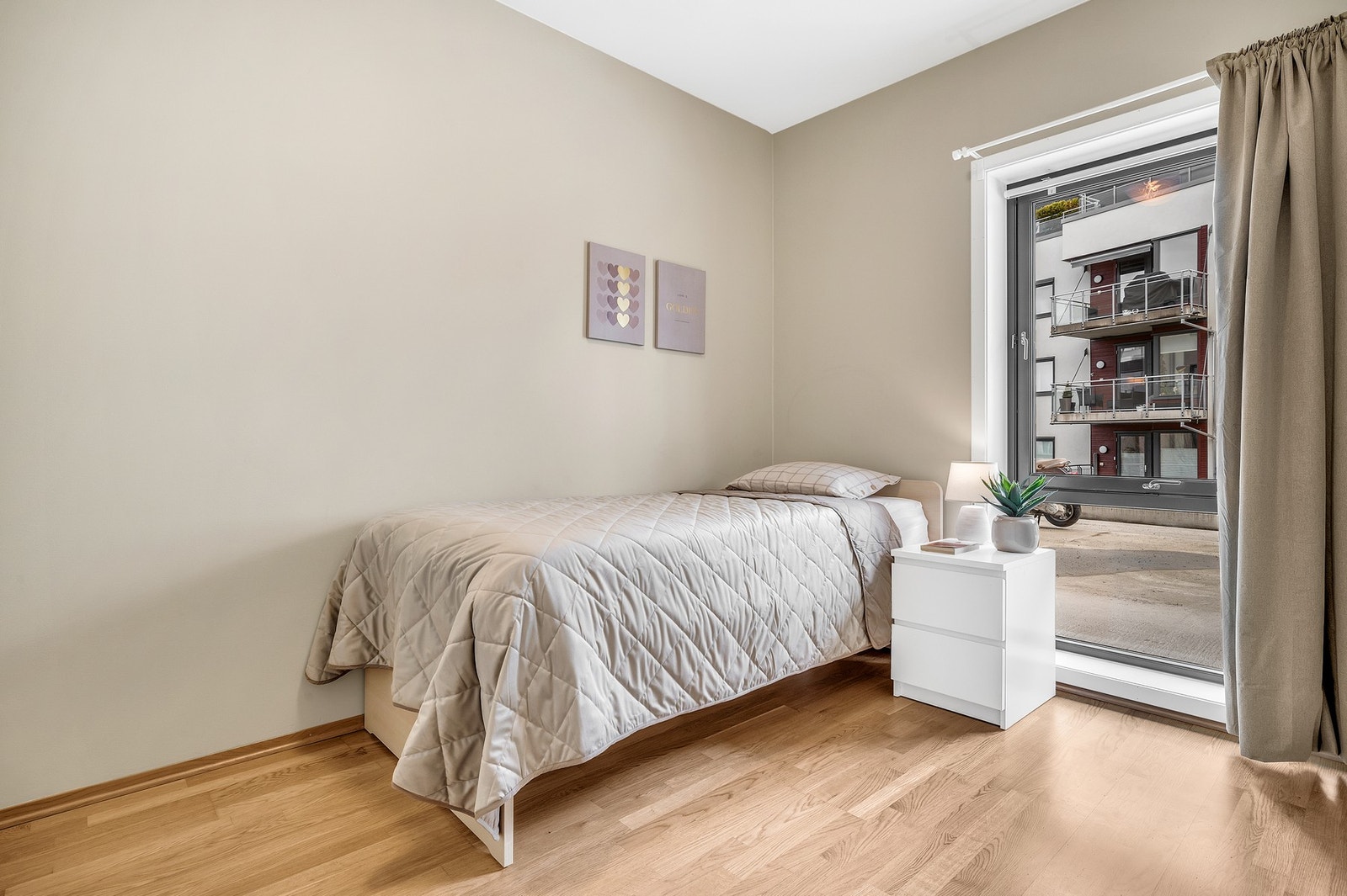 Soverom 2 er på 7,5 kvm. Perfekt som både barnerom, gjesterom eller hjemmekontor. Galleribilde