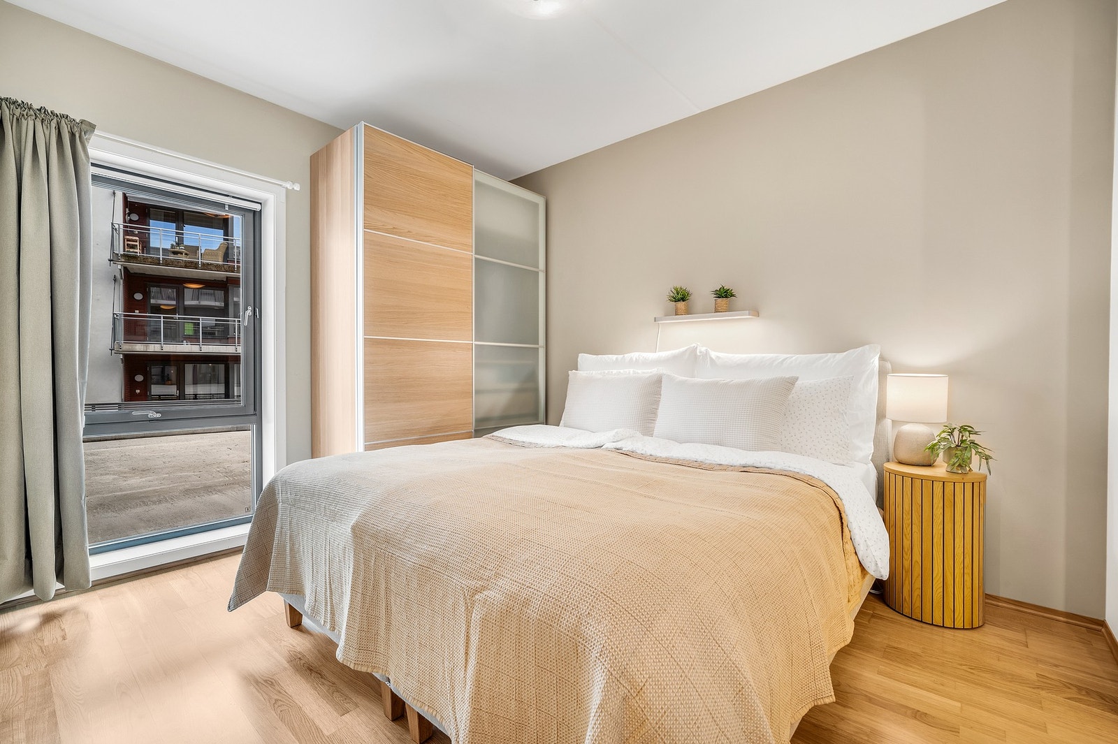 Hovedsoverommet er malt i tidsriktige farger og fremstår som romslig med gode møbleringsmuligheter. Galleribilde