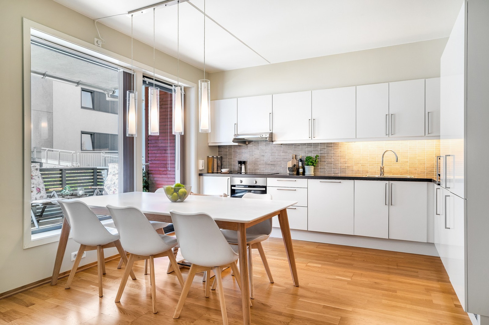 Store vindusflater gir et godt lysinnslipp, som kombinert med en god takhøyde bidrar til en lett atmosfære. Galleribilde