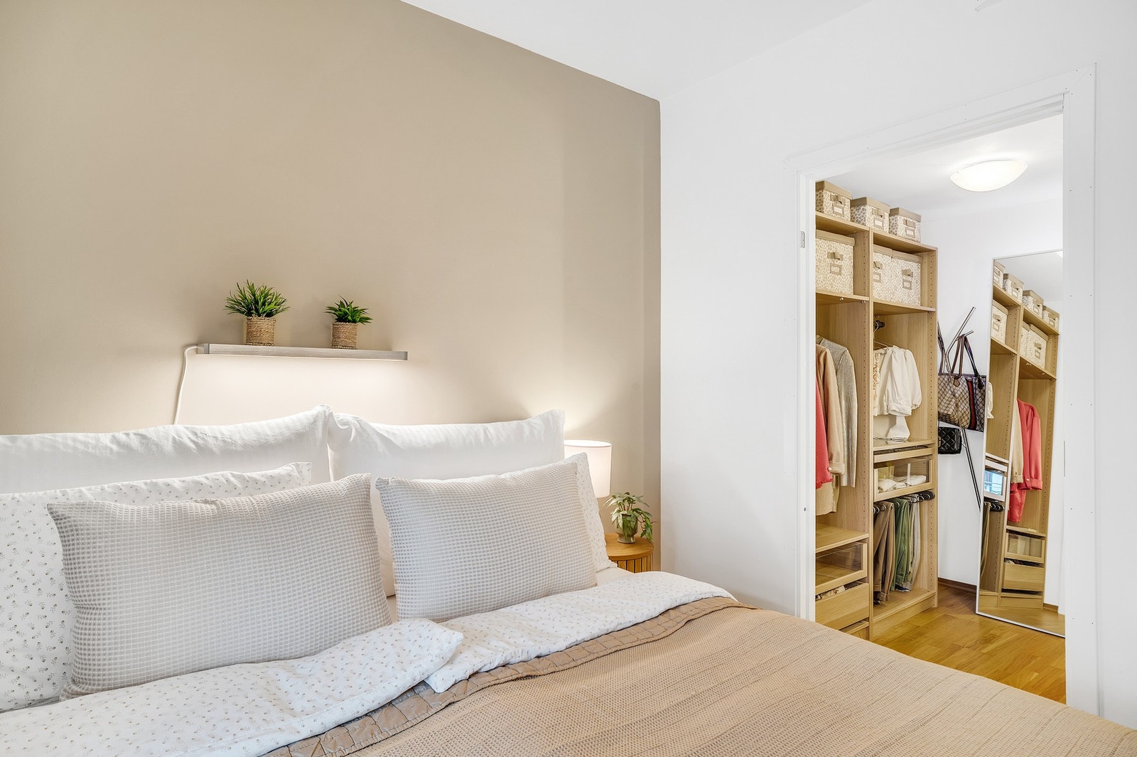 I tilknytning til soverommet finner man et praktisk walk-in closet. Galleribilde