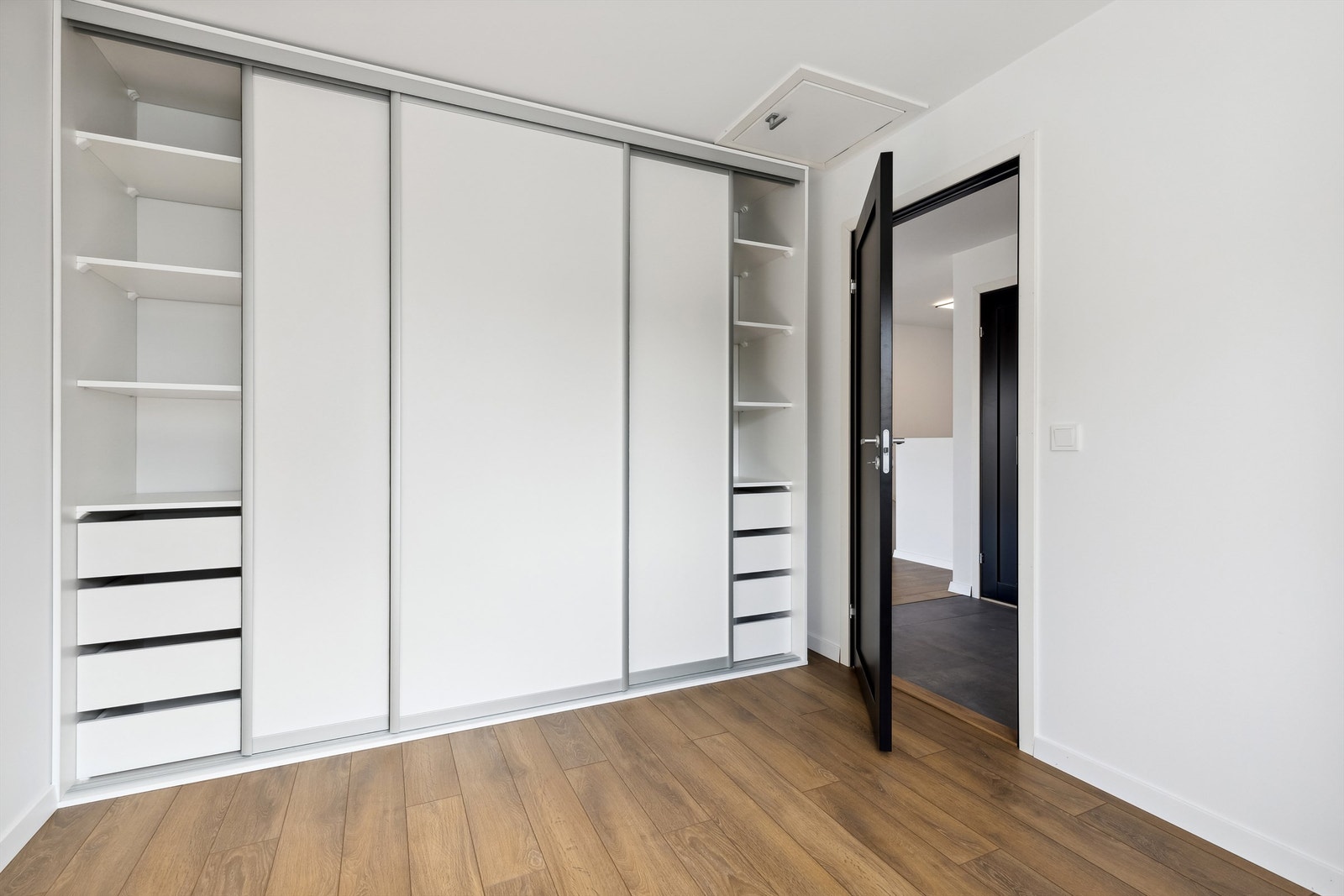 Soverom i 1. etasje med stor skyvedørsgarderobe Galleribilde