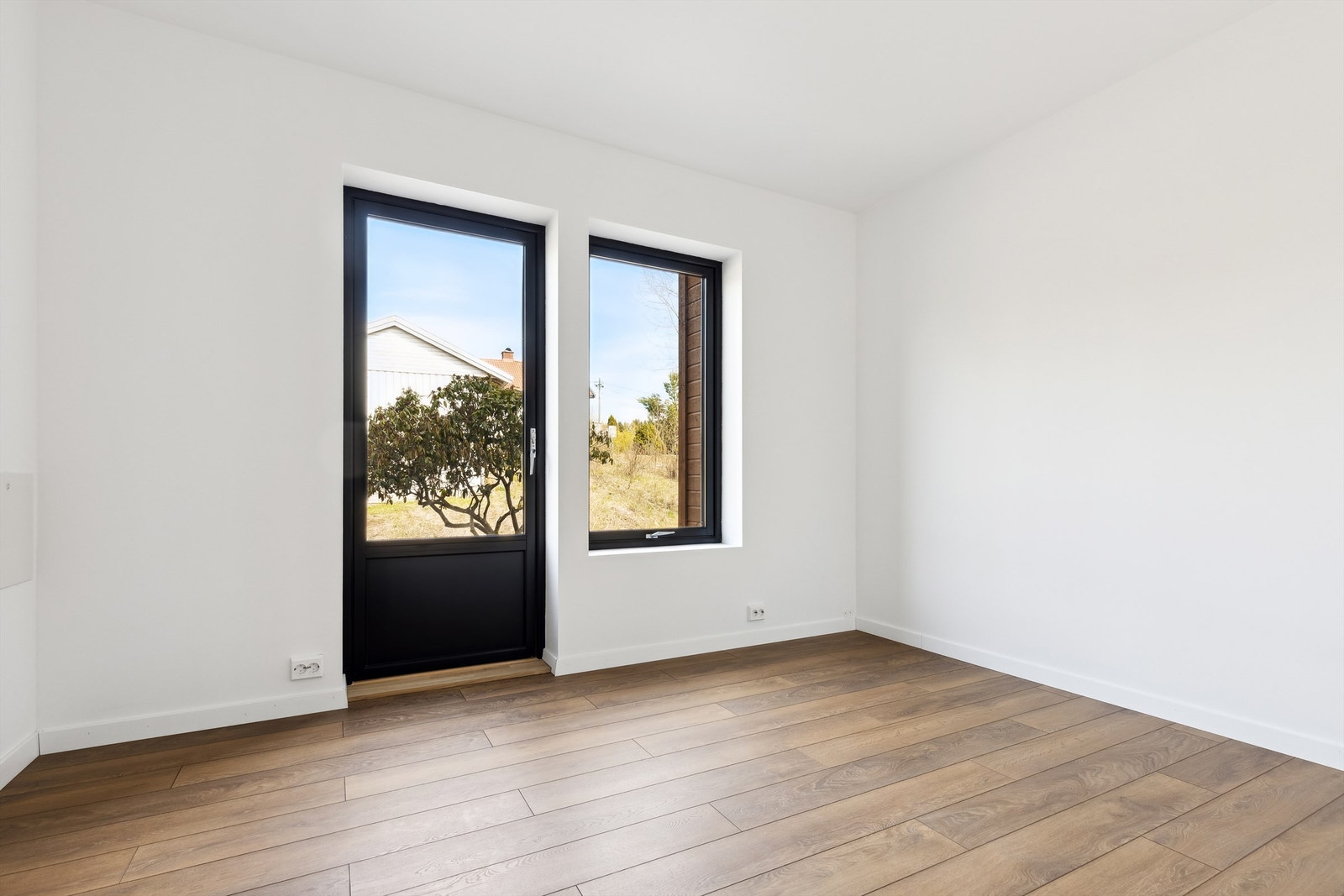 Soverom 2 i underetasje med gulvvarme. Skyvedørsgarderobe Galleribilde