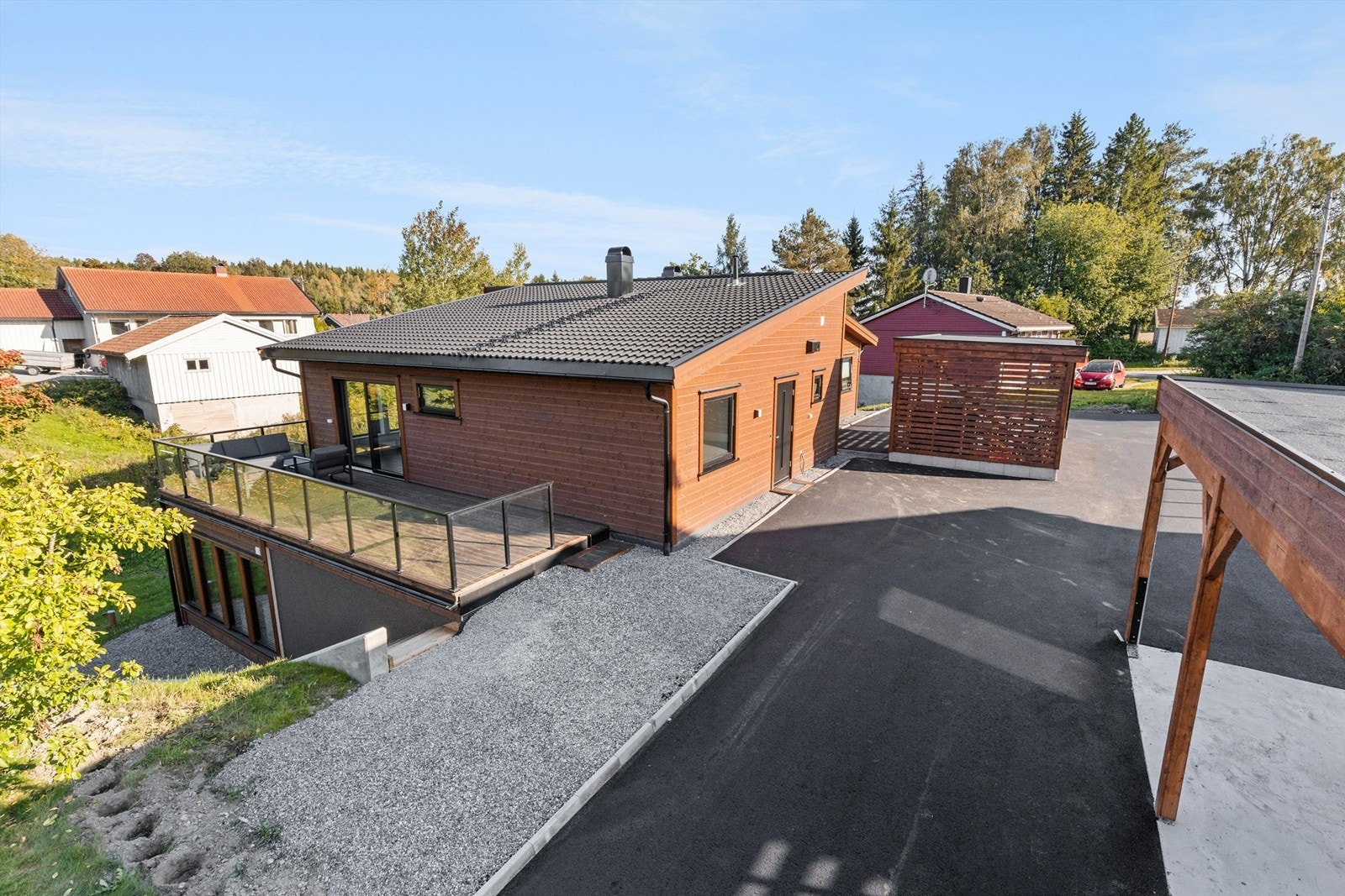 Carport og p-plasser på tomten Galleribilde