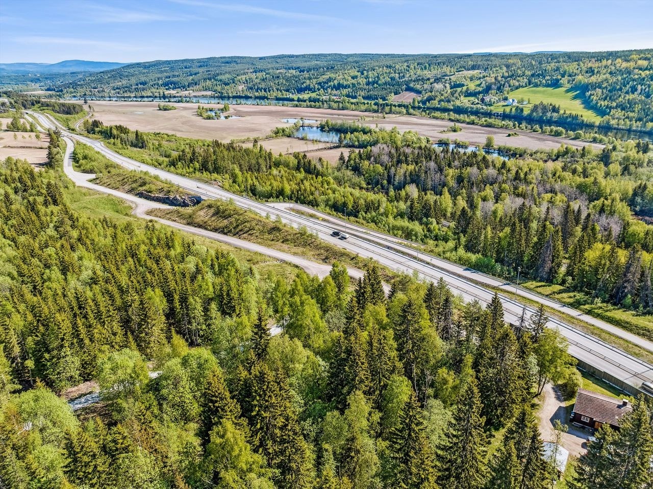 Tomten ligger på ca. 250 moh. og i svakt skrånende terreng Galleribilde