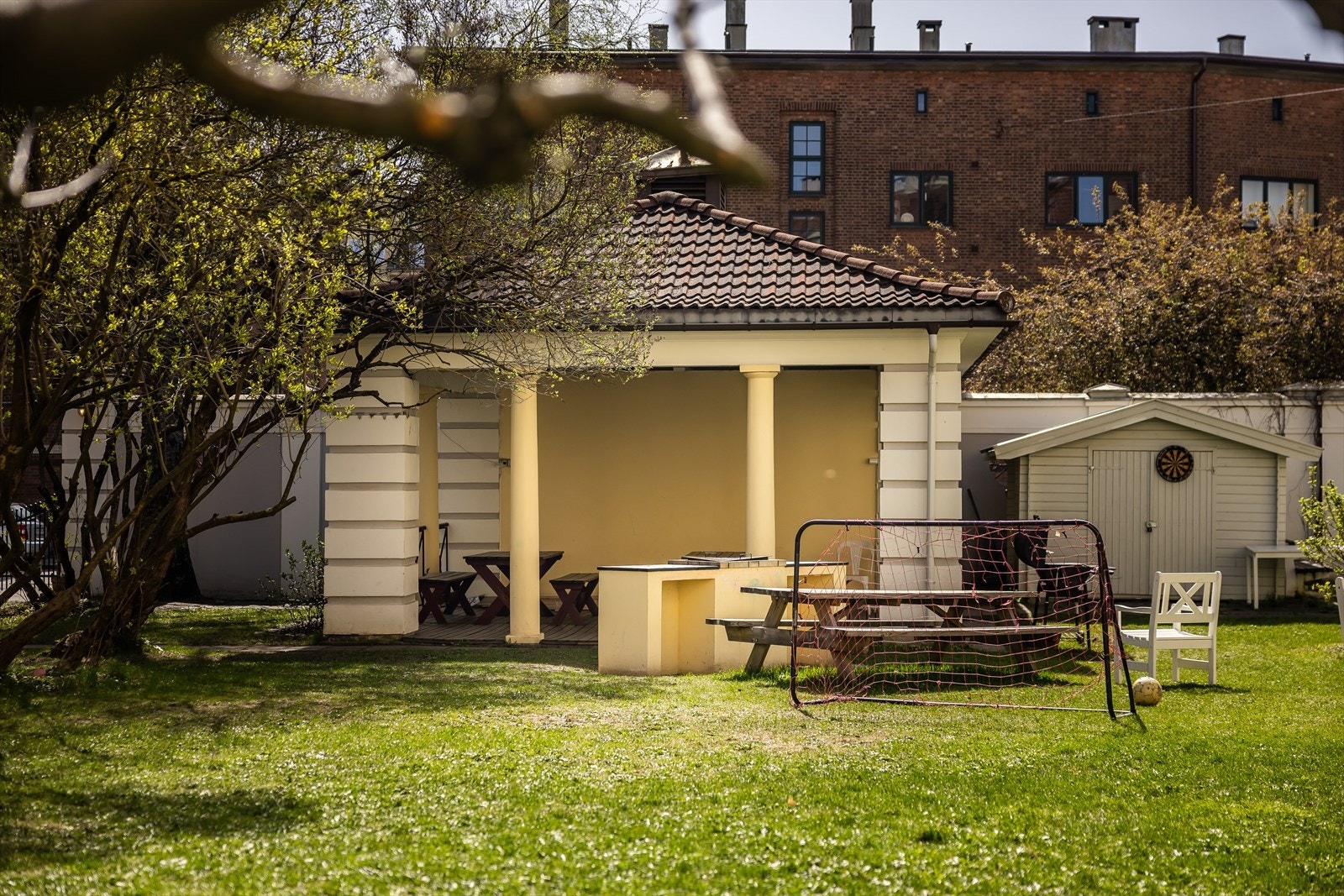 Leiligheten ligger i flotte Pavilijonggården på Bjølsen, rett ved Nydalen. Et æreverdig bygg fra 1922. Galleribilde