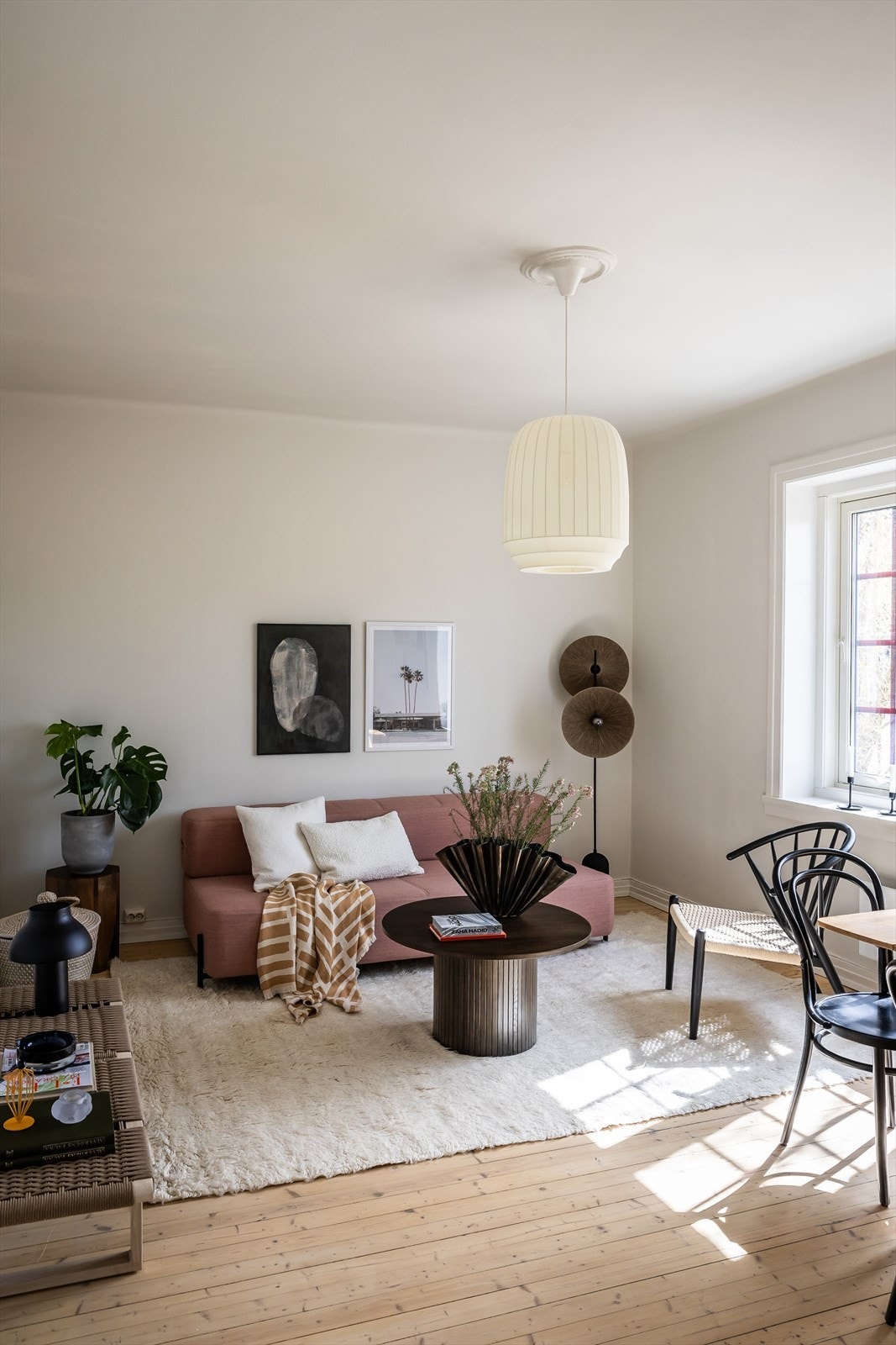 Romslig stue med god plass sofagruppe og spisebord Galleribilde