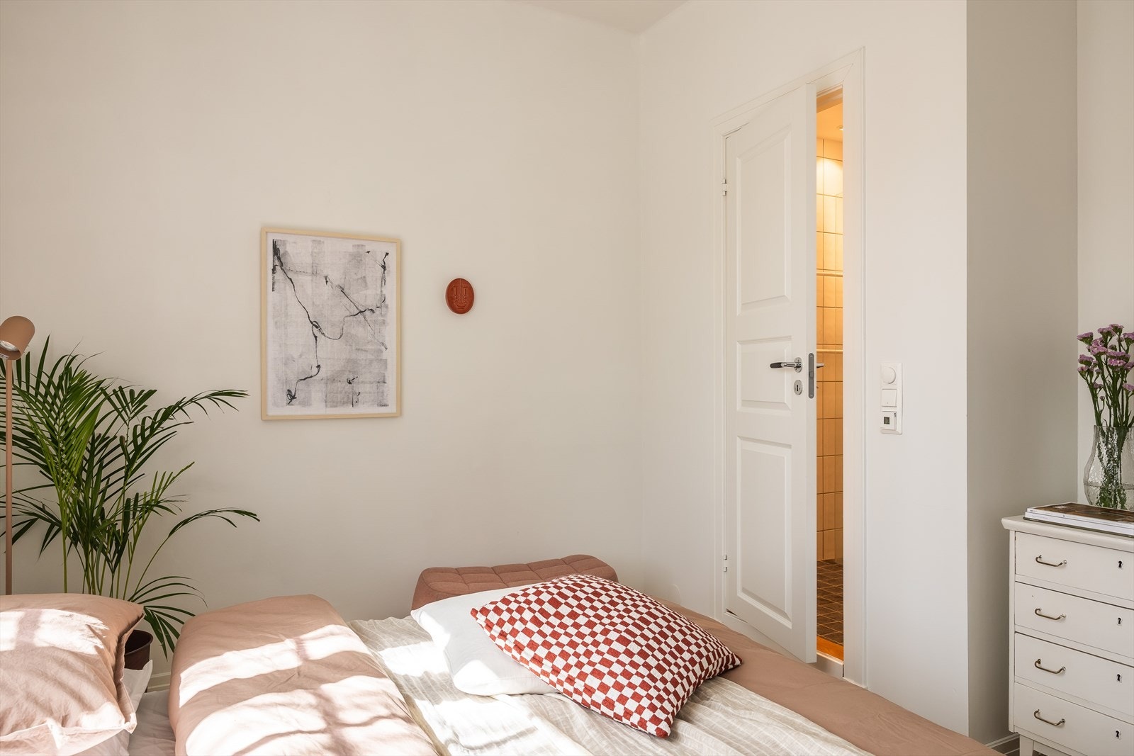 Inngang til bad via soverommet Galleribilde