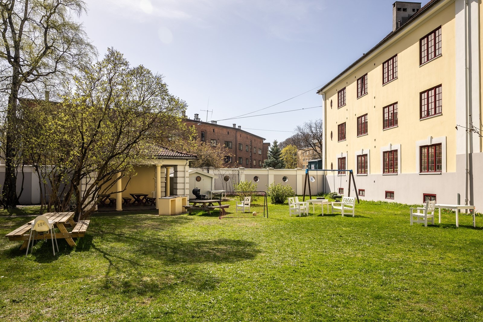 Borettslaget har en frodig og tilbaketrukket bakgård med gode solforhold Galleribilde