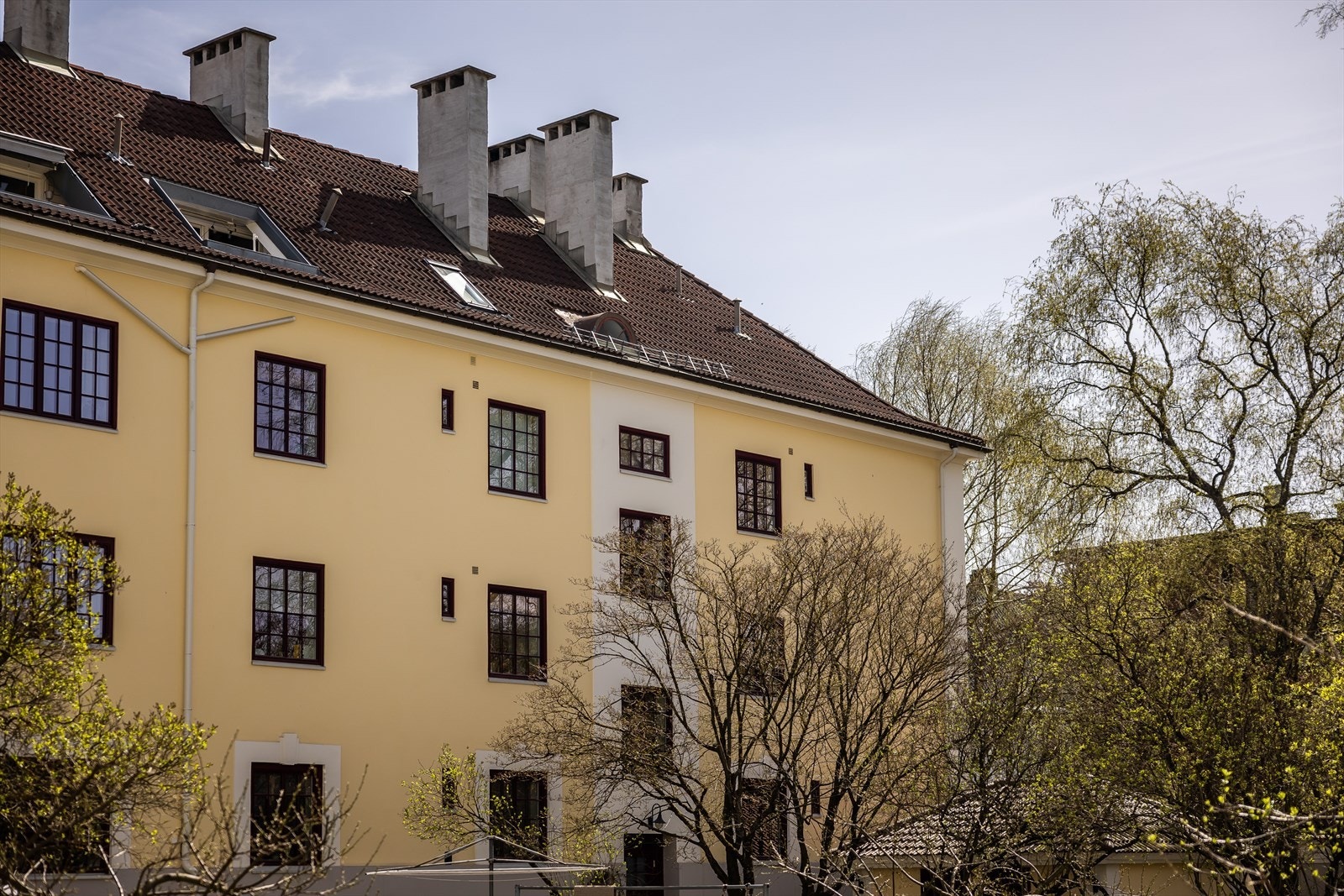 Borettslaget har fattet prinsippvedtak om at bruksrett til fellesarealer i kjeller og på loft skal kunne tillegges tilstøtende leiligheter som boligareal. Denne leiligheten ligger i 3. etasje og antas derfor en mulighet til å kjøpe loftsareal Galleribilde