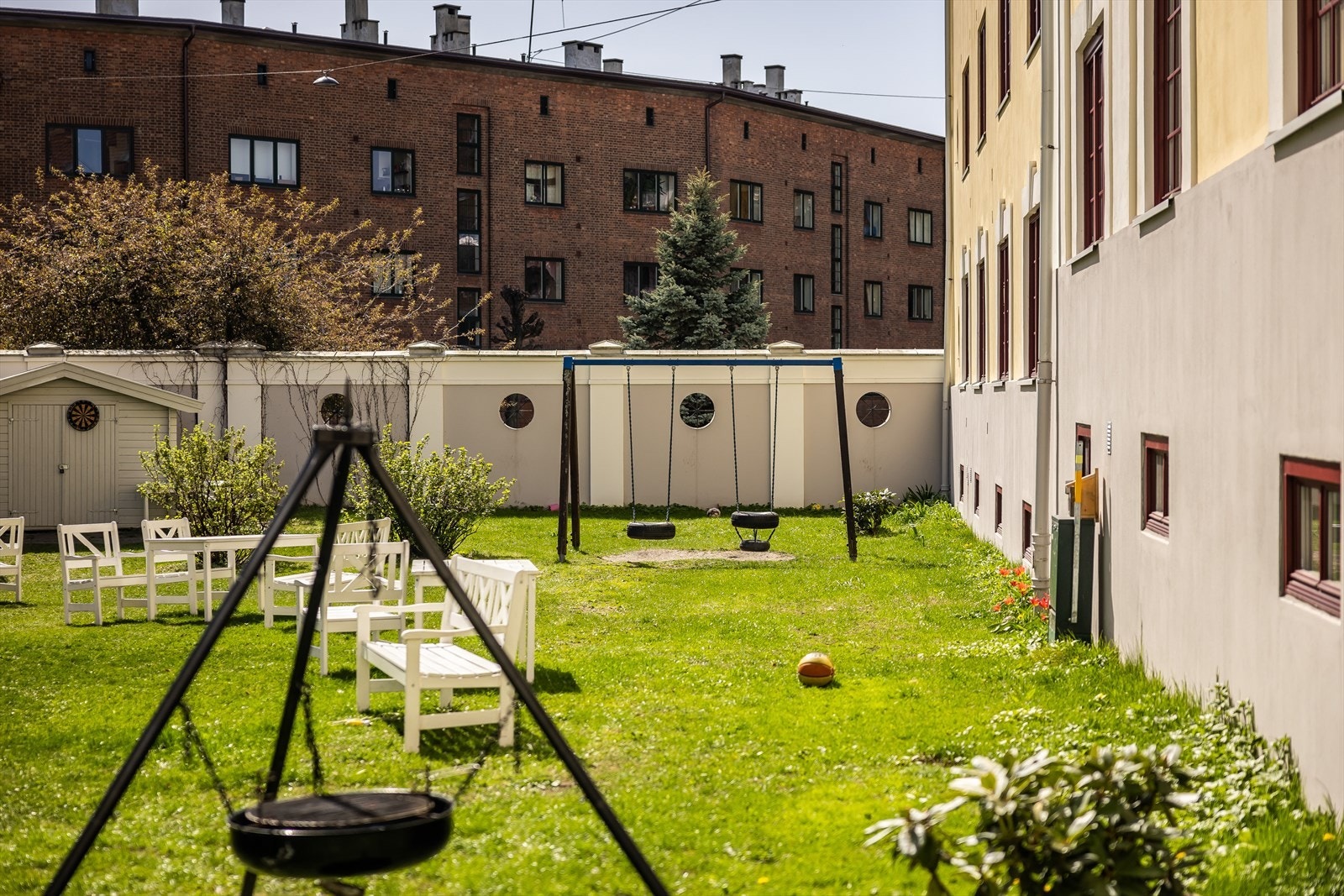 Borettslaget har idyllisk bakgård med sittegrupper, lekeplass og bålpanne for beboerne Galleribilde