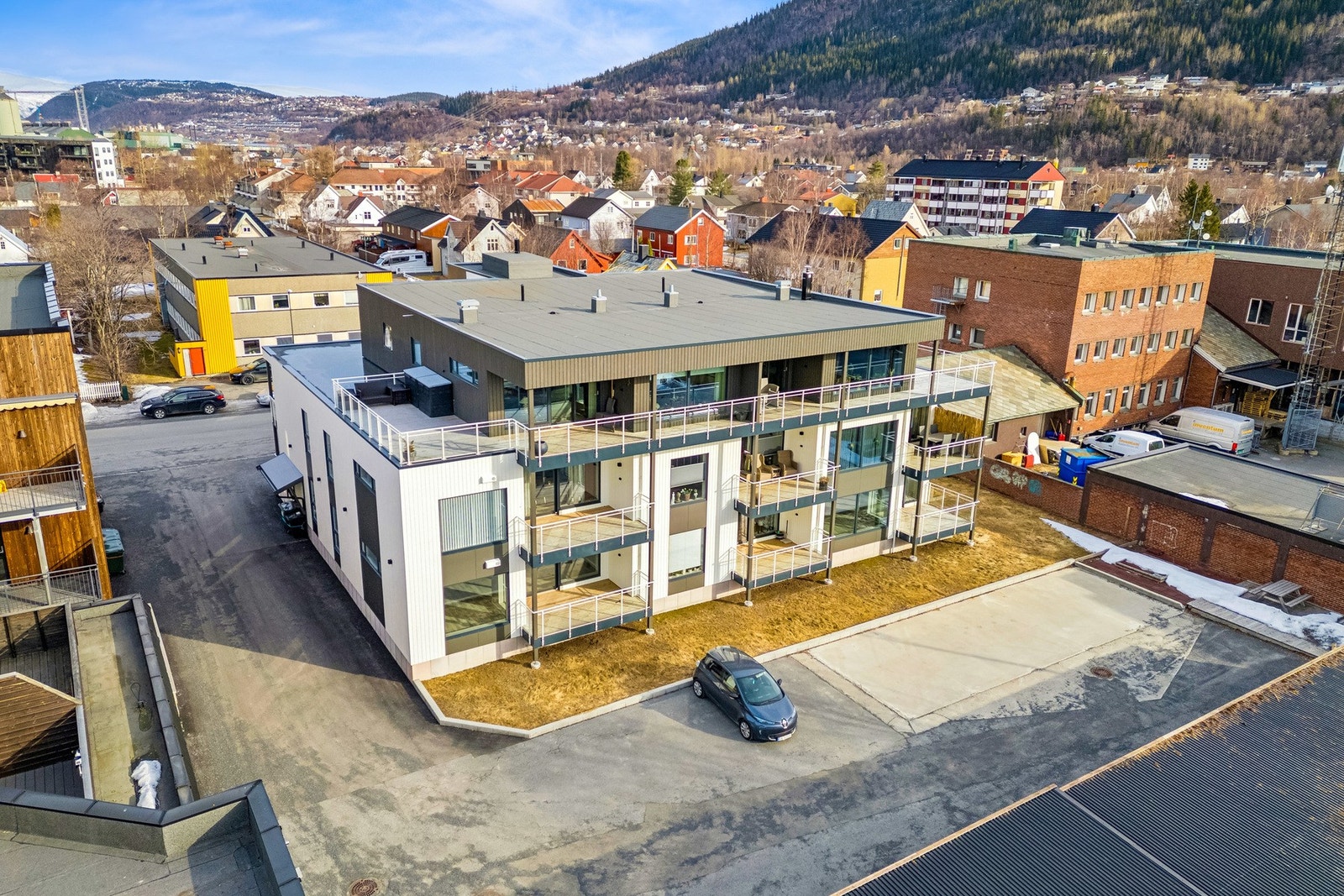 I felleskostnadene følger vann, avløp, renovasjon, byggforsikring, a-konto vannbåren varme og varmtvann. I hovedsak eiendomsskatt og strøm kommer utenom Galleribilde