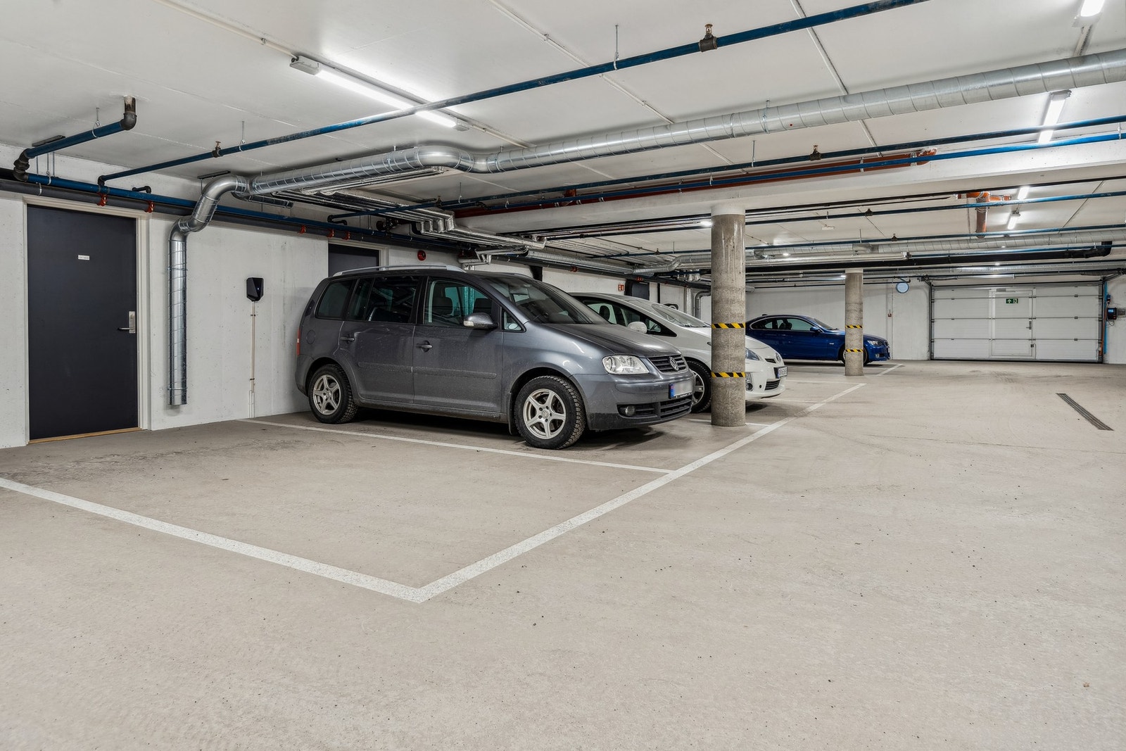 Hver leilighet har sin egen P-plass og bod. Det er mulighet for installasjon av elbillader Galleribilde
