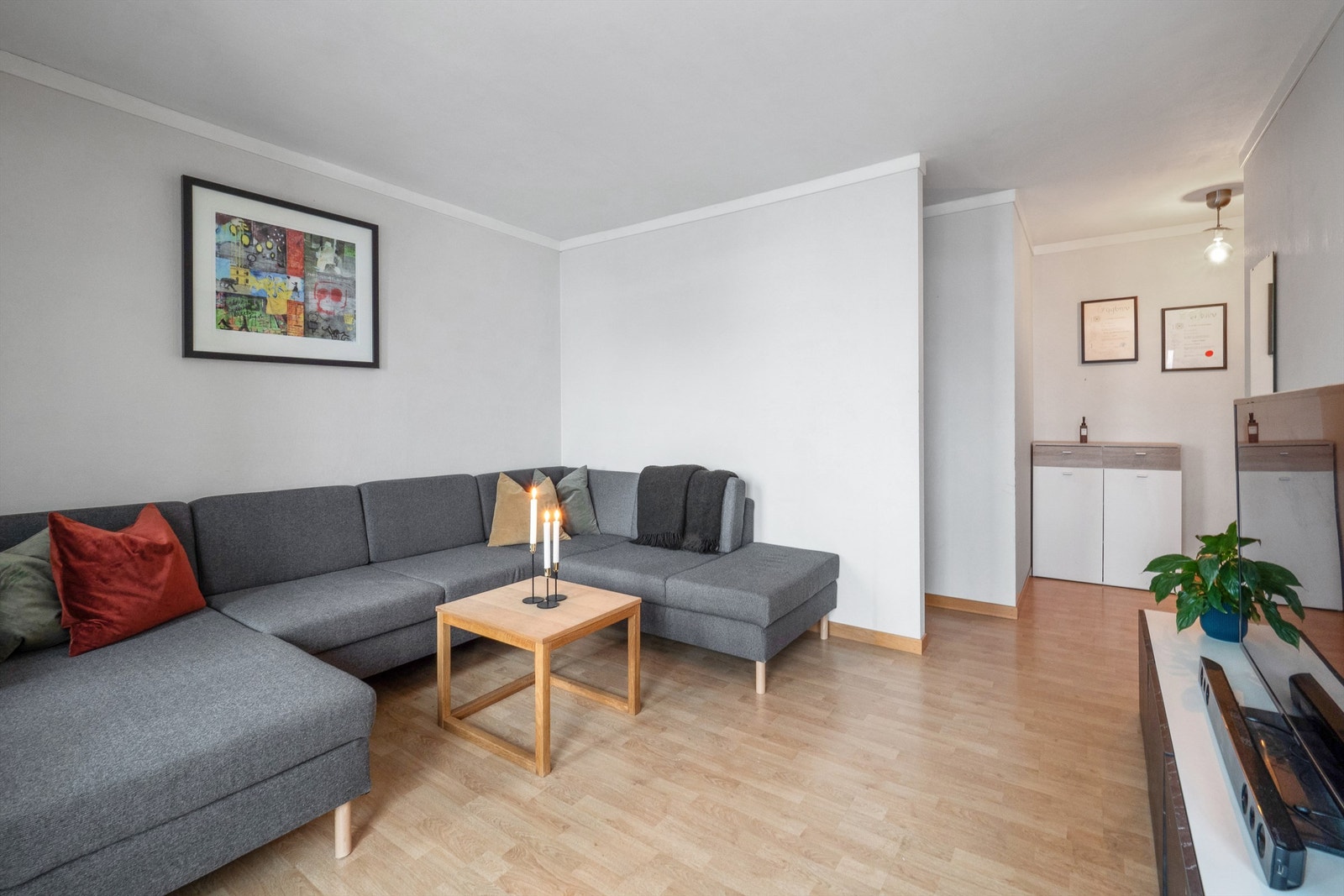 Stuekroken har god plass til sofa Galleribilde