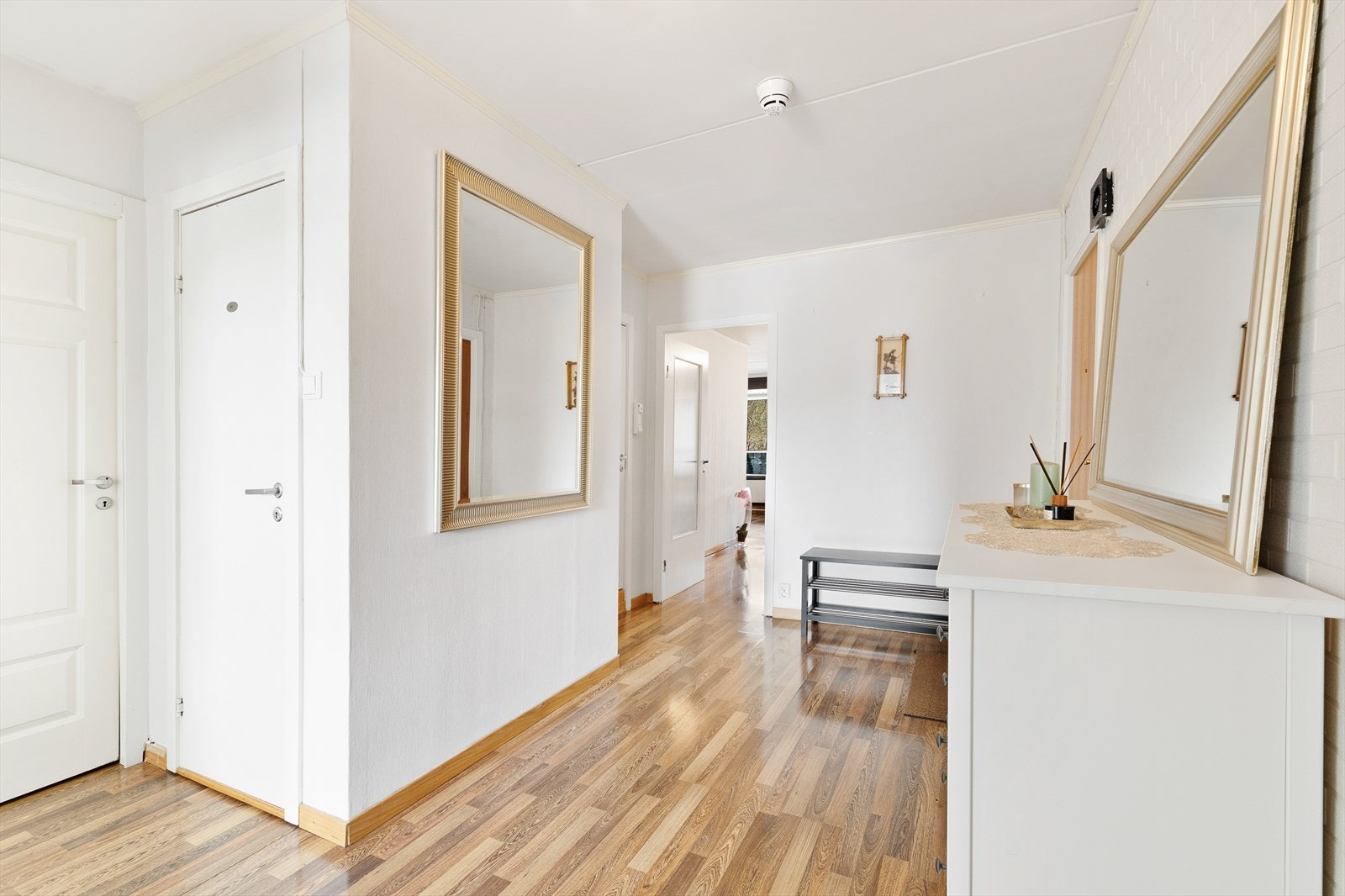 Fra gangen er det adkomst til alle rom i leiligheten. Galleribilde