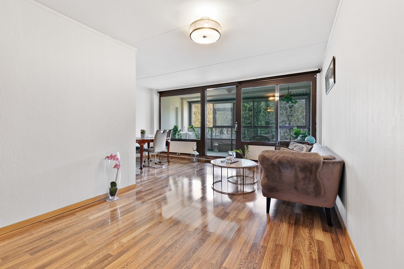 Luftig og åpen stue med plass til både sofagruppe og spisebord. Galleribilde