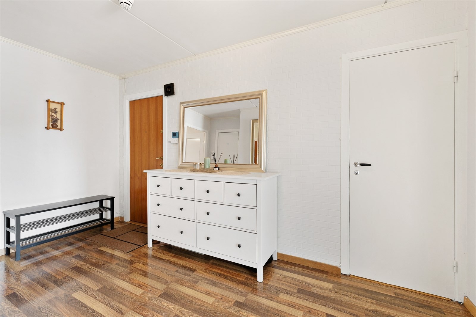 Åpen og arealeffektiv entré med gode oppbevaringsmuligheter i skoskap og hylle. Galleribilde