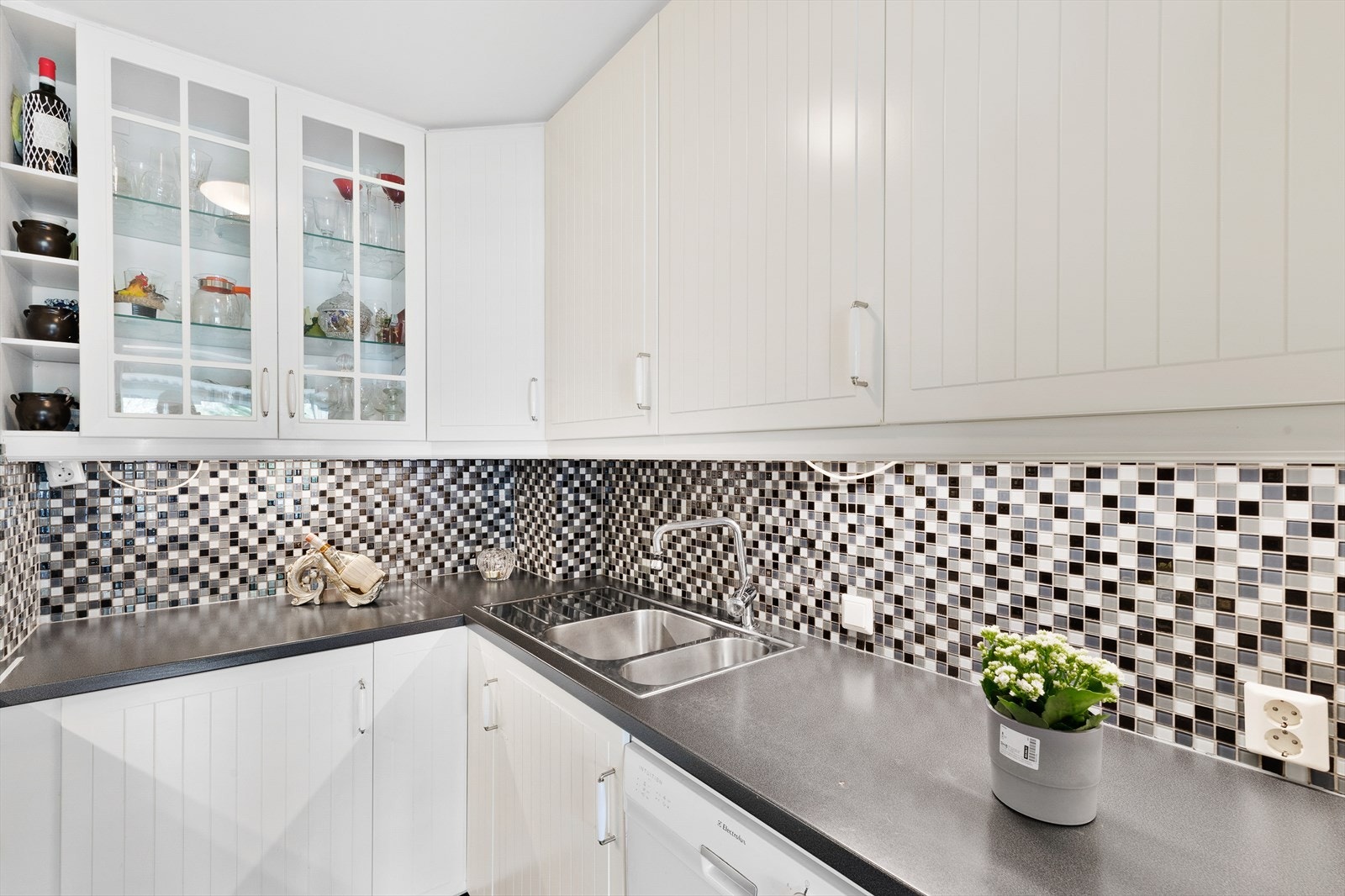 Det er rikelig med oppbevaringsplasser i både under- og overskap. Samt opplegg til oppvaskmaskin. Galleribilde