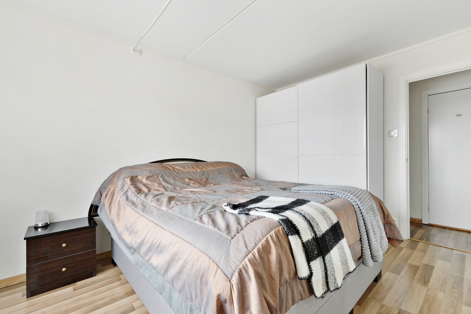 Stort garderobeskap gir deg muligheten til å holde dine ting i orden. Galleribilde