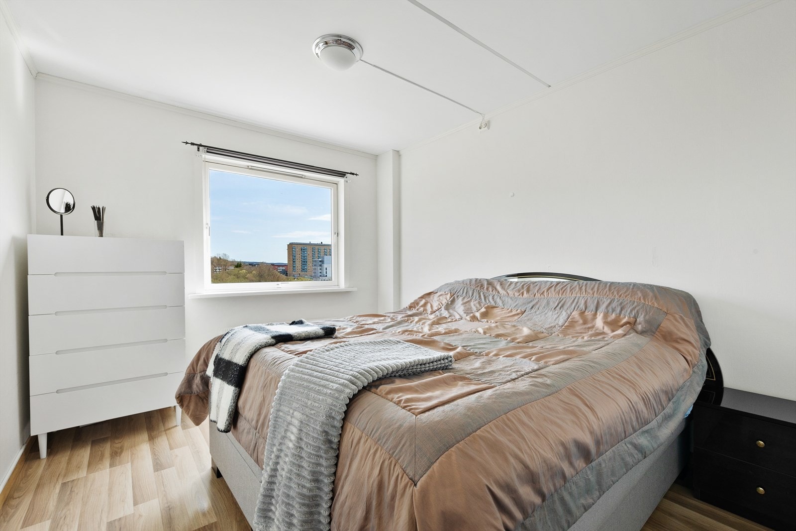 I soverom 1 har du plass til dobbeltseng og nattbord. Rikelig med naturlig lys fra vindu. Galleribilde