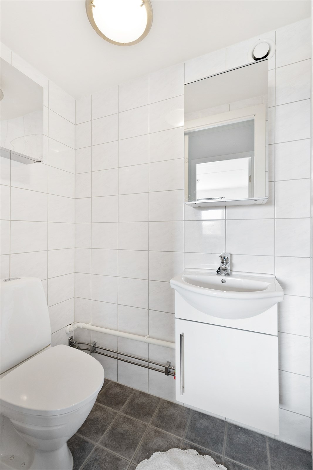 Separat WC i samme stil som bad. Galleribilde